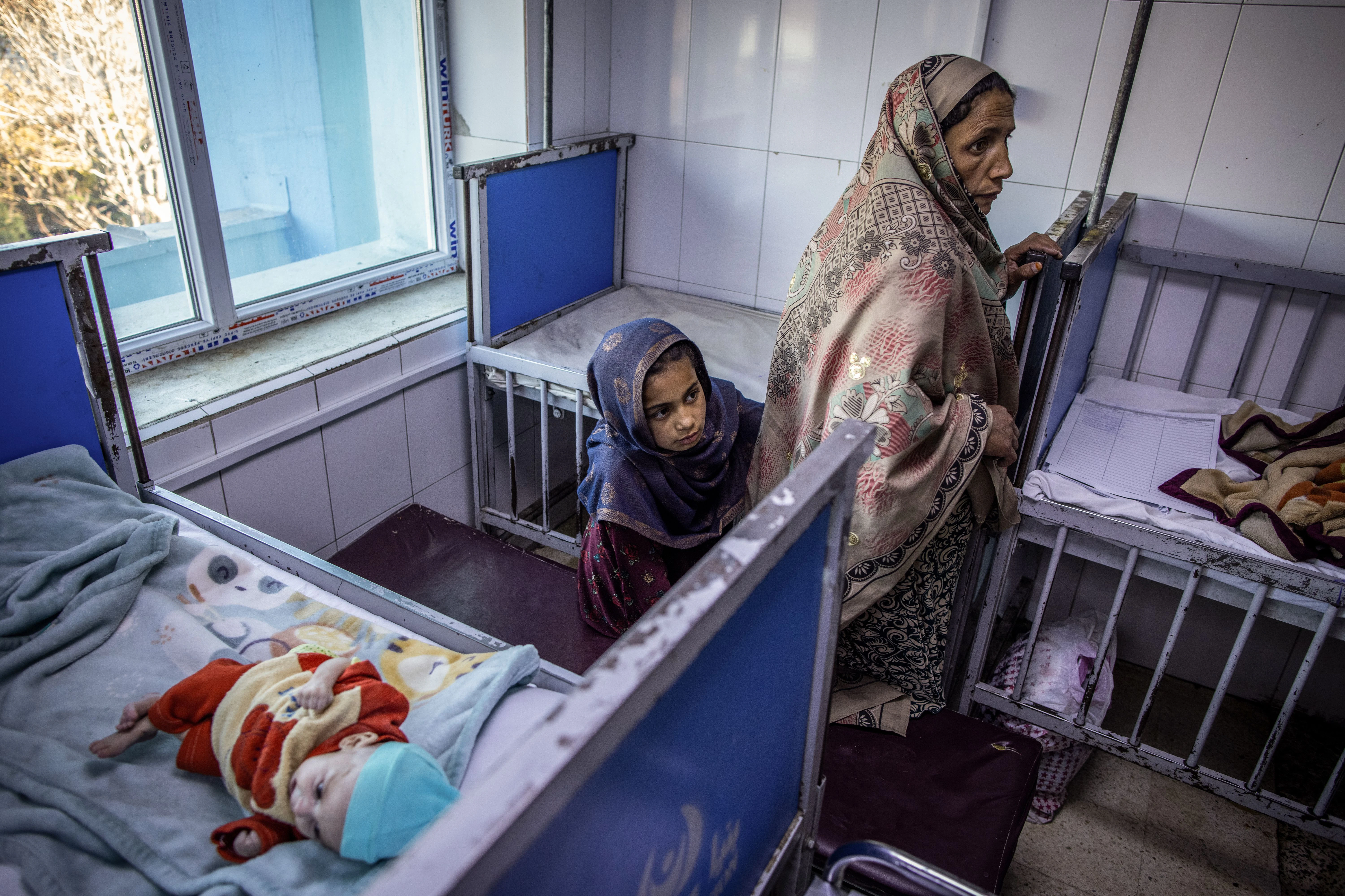 Eine afghanische Mutter und ihre Tochter in einem Krankenhaus in Kabul