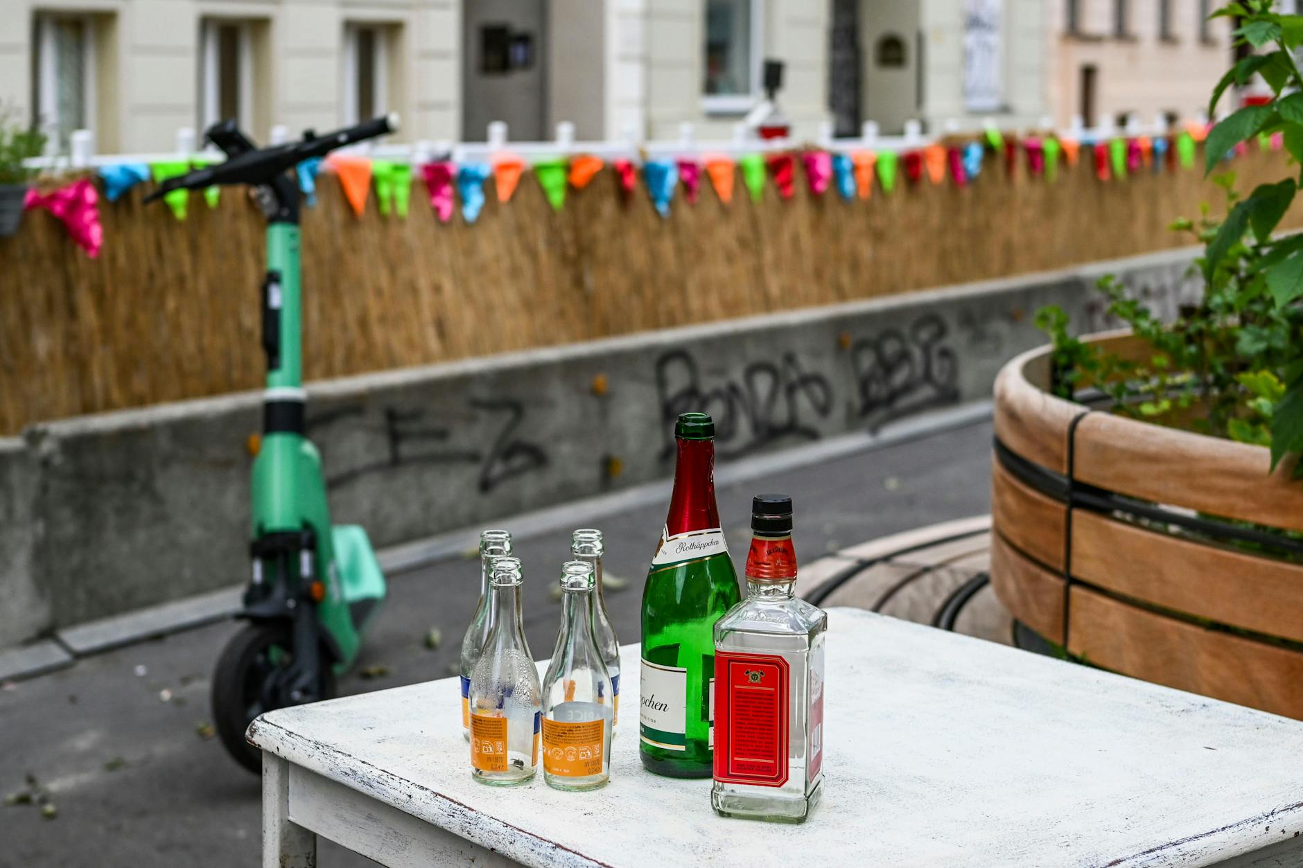 Anwohner machen regelmäßig sauber. Doch Besucher der Sommerstraße lassen immer wieder Müll zurück. 