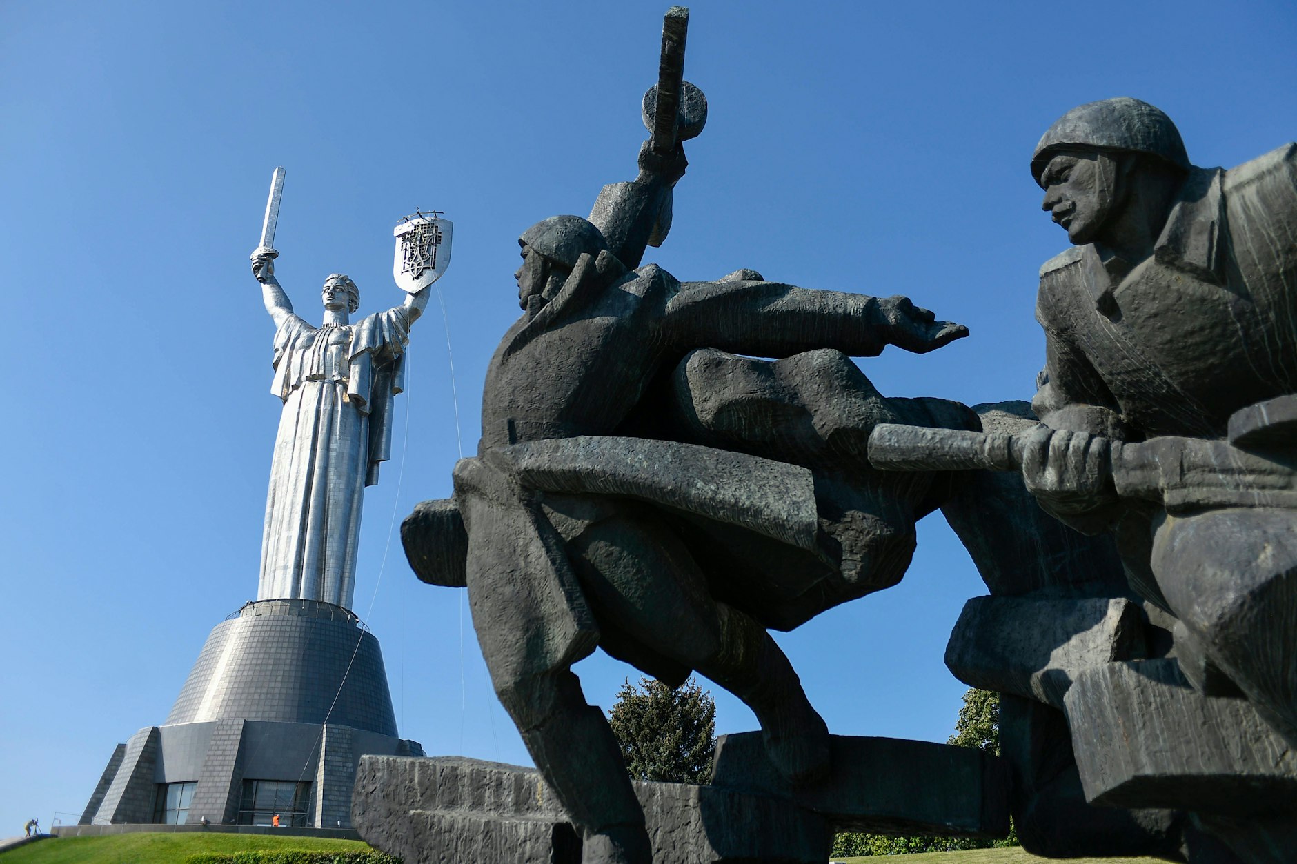 Die Mutter-Heimat-Statue. Anfang August wurden der Hammer und die Sichel, die Symbole des Kommunismus, durch den ukrainischen Dreizack ersetzt.&nbsp;