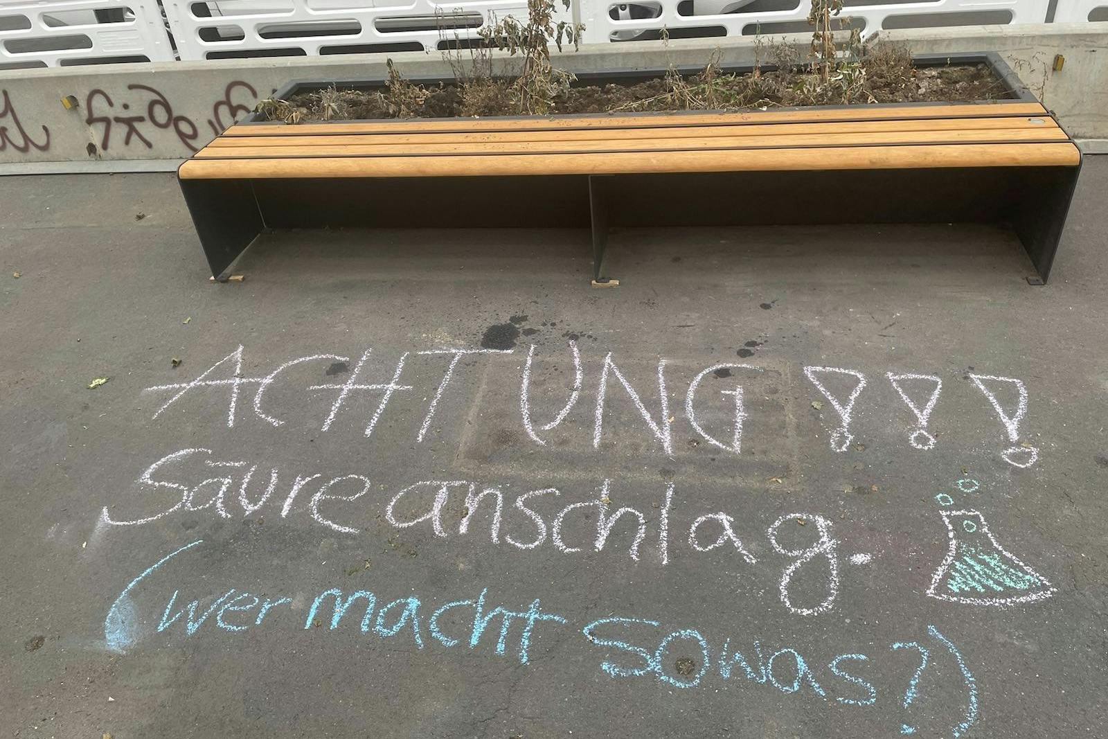 Nach dem zweiten Giftanschlag gegen einen Pflanzkübel: Anwohner machen ihrem Zorn Luft.