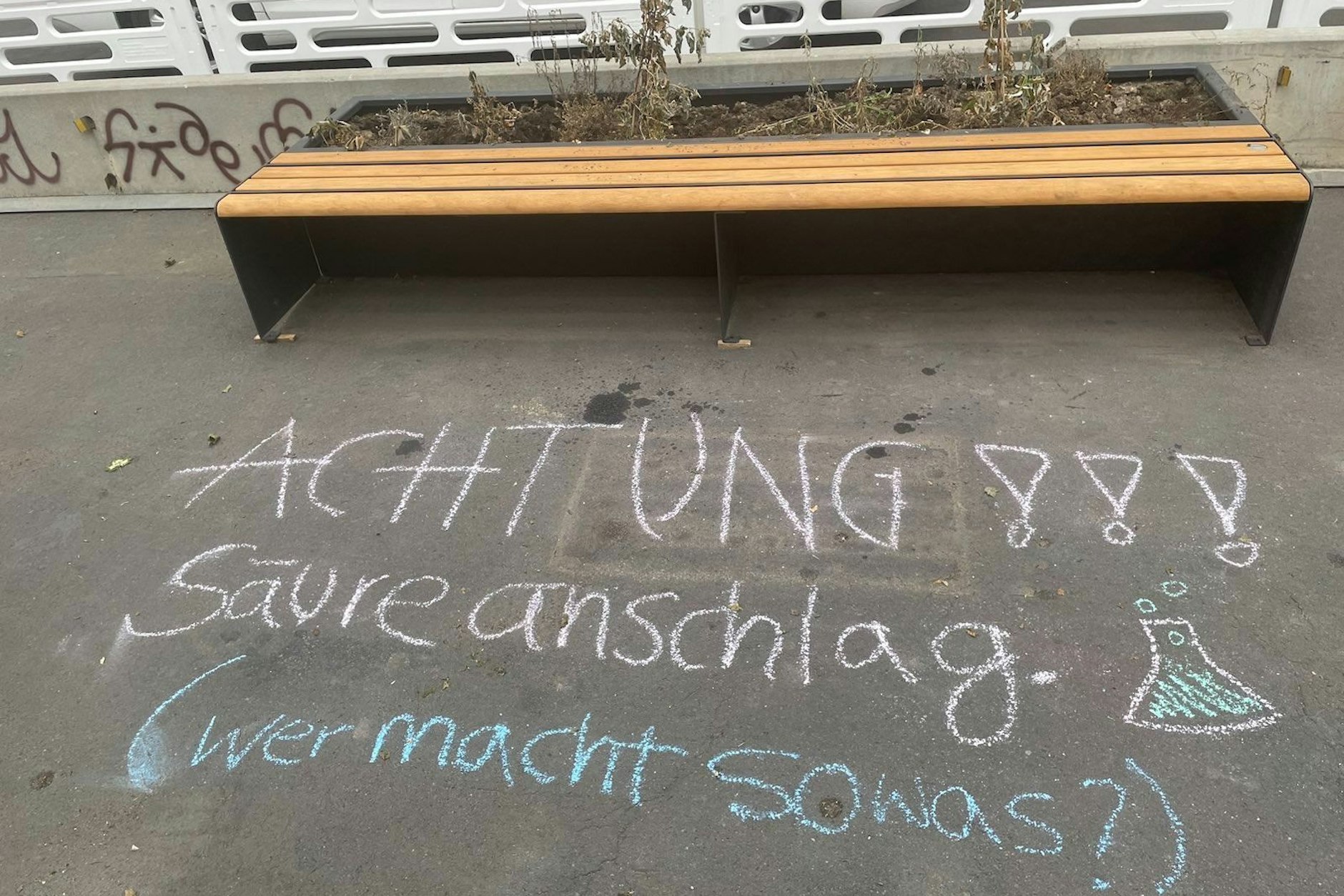 Nach dem zweiten Giftanschlag gegen einen Pflanzkübel: Anwohner machen ihrem Zorn Luft.