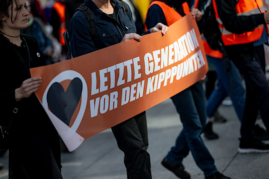Klimaaktivisten der Letzten Generation mit einem Banner.