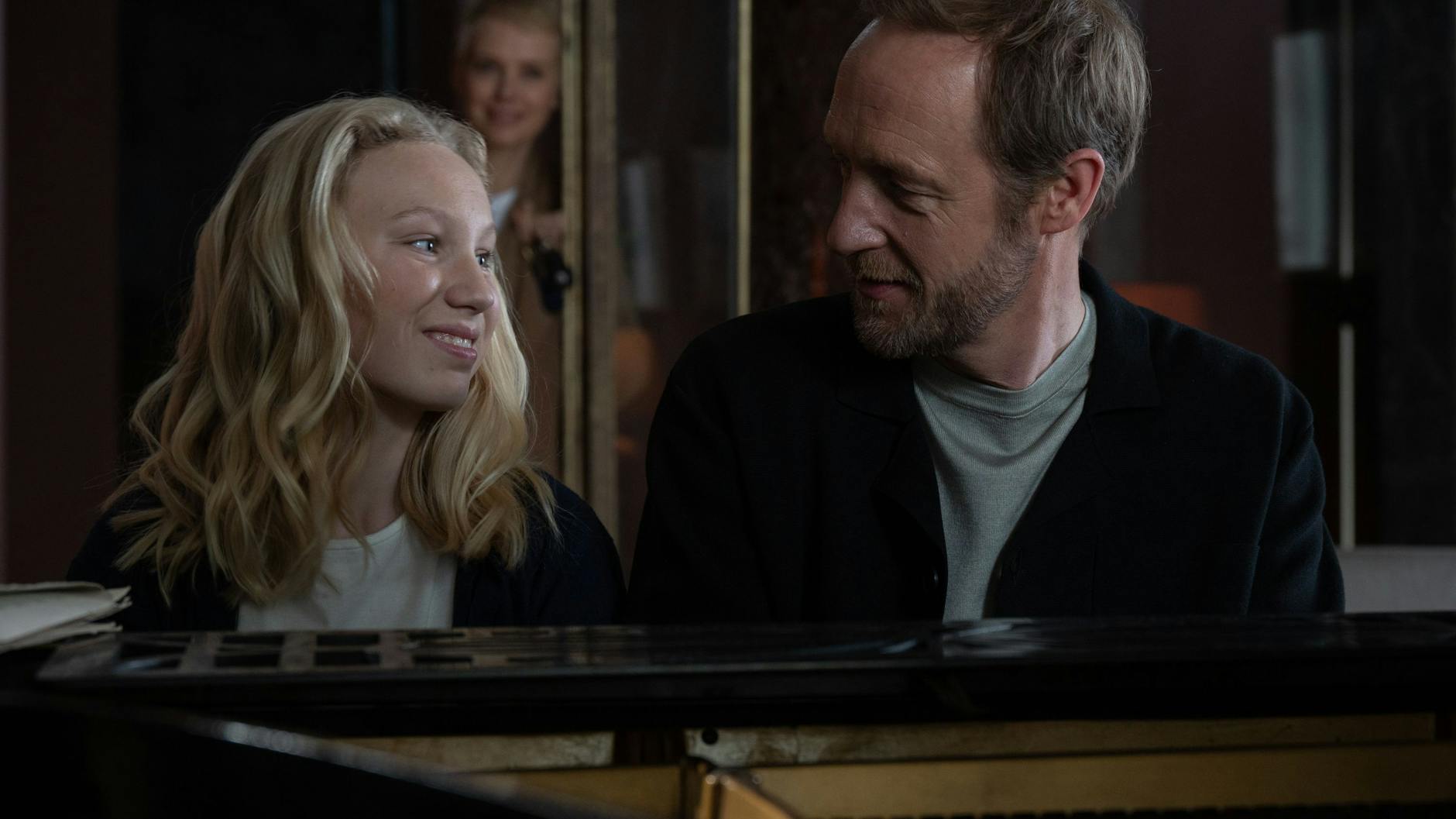 Josy (Helena Zengel) und Viktor Larenz (Stephan Kampwirth) spielen gemeinsam ihre Melodie auf dem Klavier.