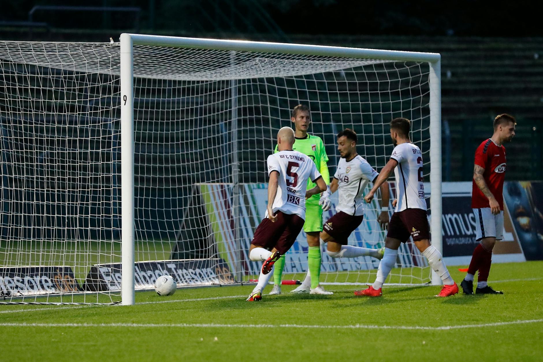 Steffen Eder (l.) hat Dynamos 1:1 gegen Meuselwitz vollbracht.