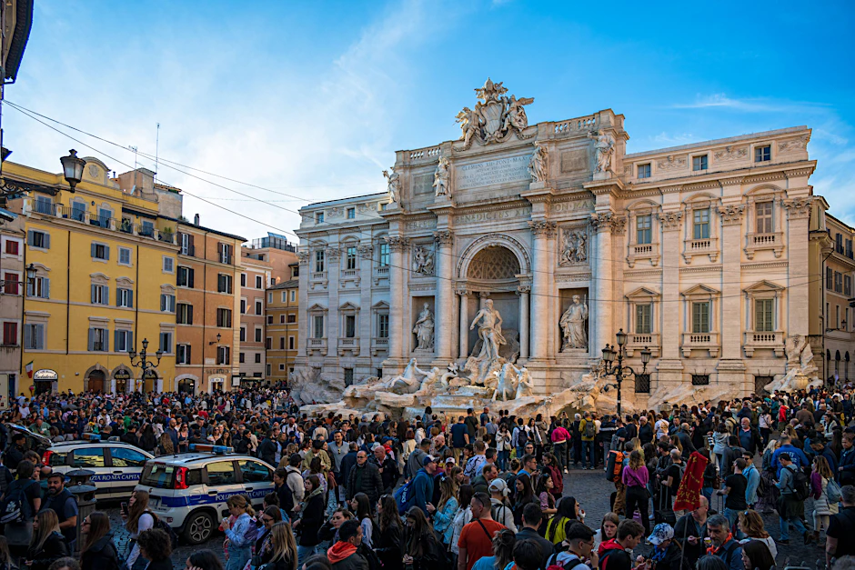 Die Sonne brennt, der Brunnen lockt: Touristenmassen am Trevi-Brunnen.&nbsp;