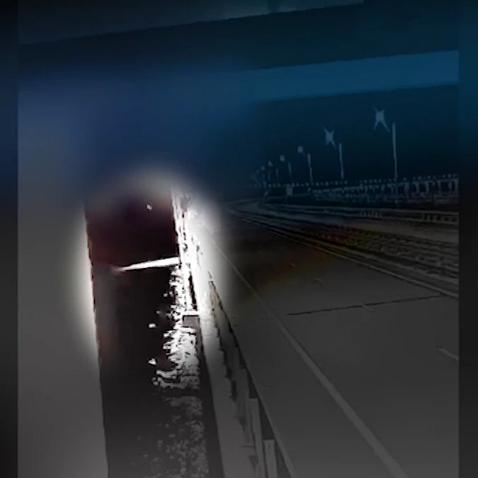 Bilder von dem Angriff auf die Krim-Brücke: Eine Drohne steuert gegen einen Träger und explodiert.
