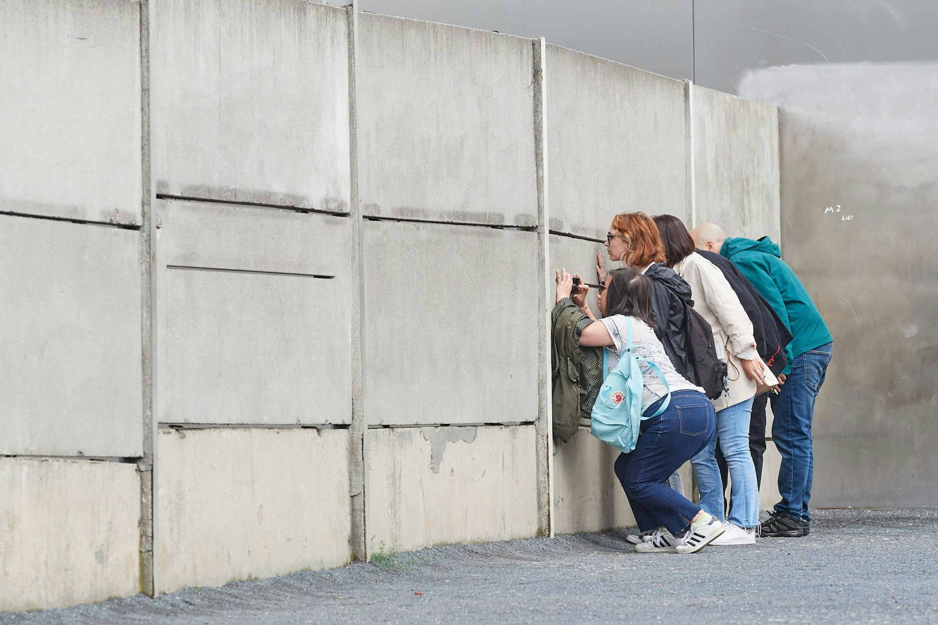 Blick hinter die Mauer: Touristen in der Gedenkstätte Berliner Mauer. Sie steht auf der ehemaligen Grenze.