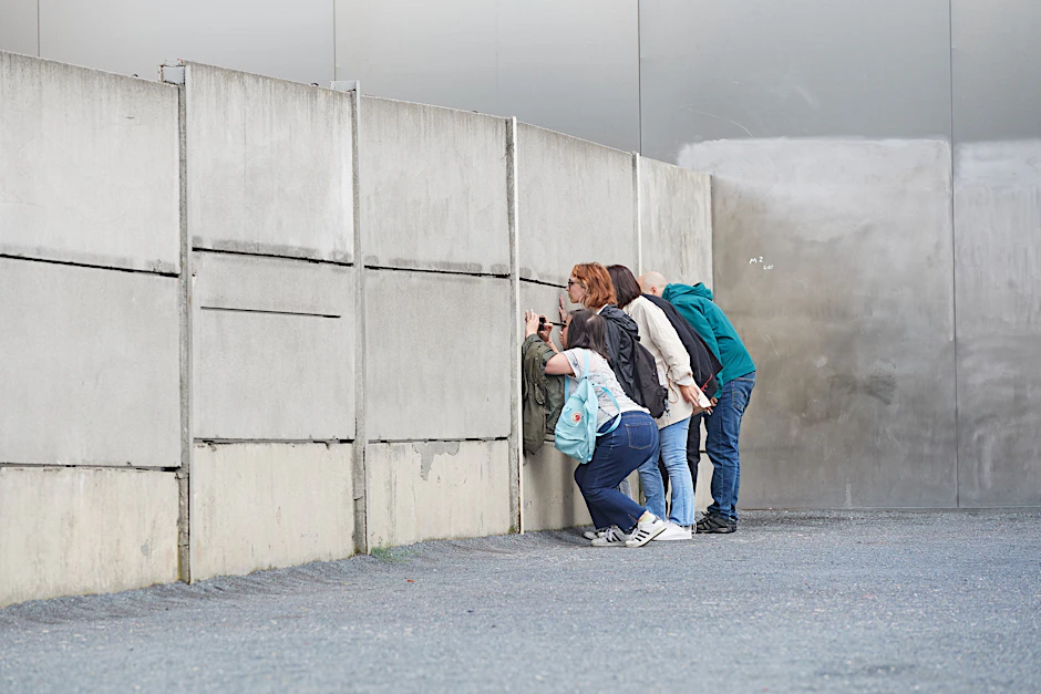 Blick hinter die Mauer: Touristen in der Gedenkstätte Berliner Mauer. Sie steht auf der ehemaligen Grenze.