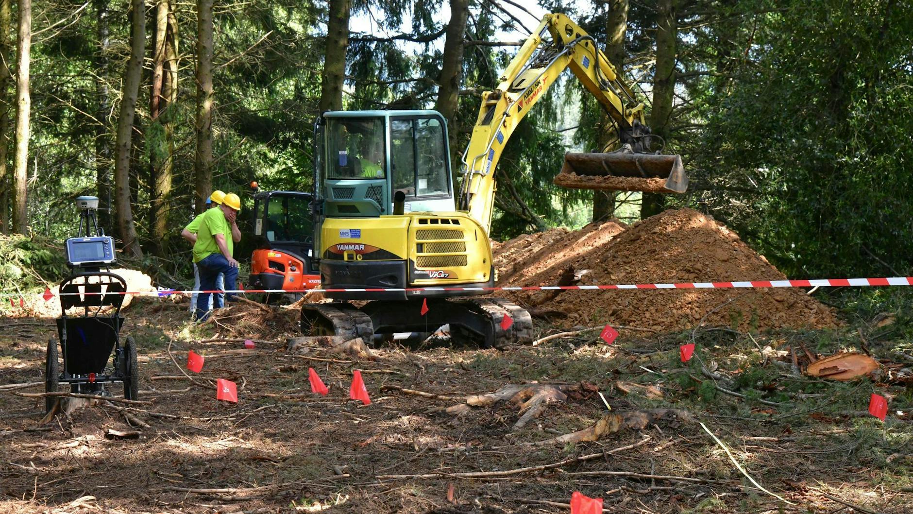 Arbeiter beginnen mit der Exhumierung der sterblichen Überreste von 47 deutschen Soldaten, sowie einer der Kollaboration beschuldigten Französin.