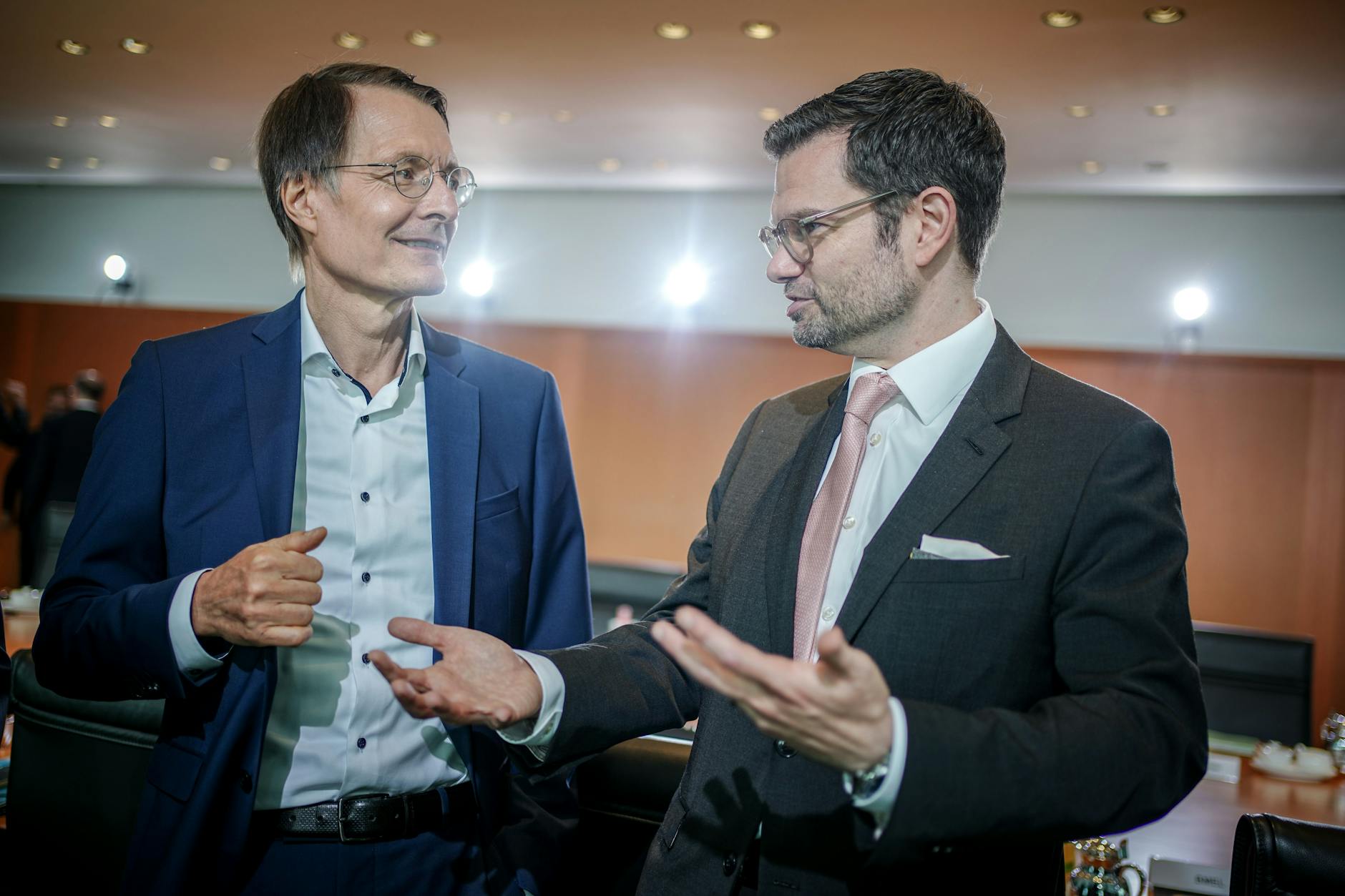 Die Bundesminister Karl Lauterbach (SPD, Gesundheit) und Marco Buschmann (FDP, Justiz) vor der Kabinettsitzung