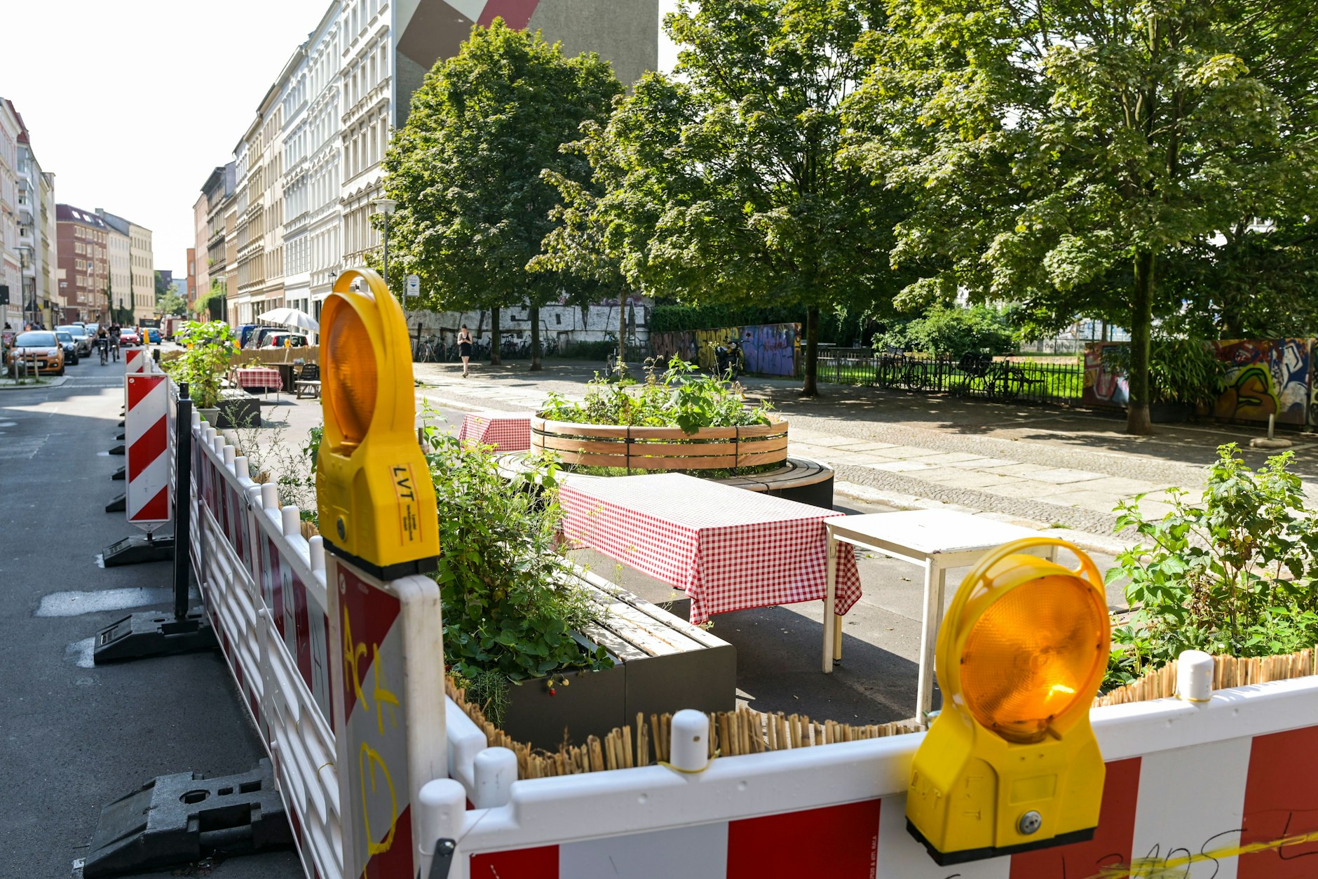 Wo zuvor Autos parkten und fuhren, stehen jetzt Sitzbänke und Pflanzkübel. Doch die temporäre Sommerstraße, die in der Ackerstraße in Mitte entstand, ist offenbar ein trügerisches Idyll.