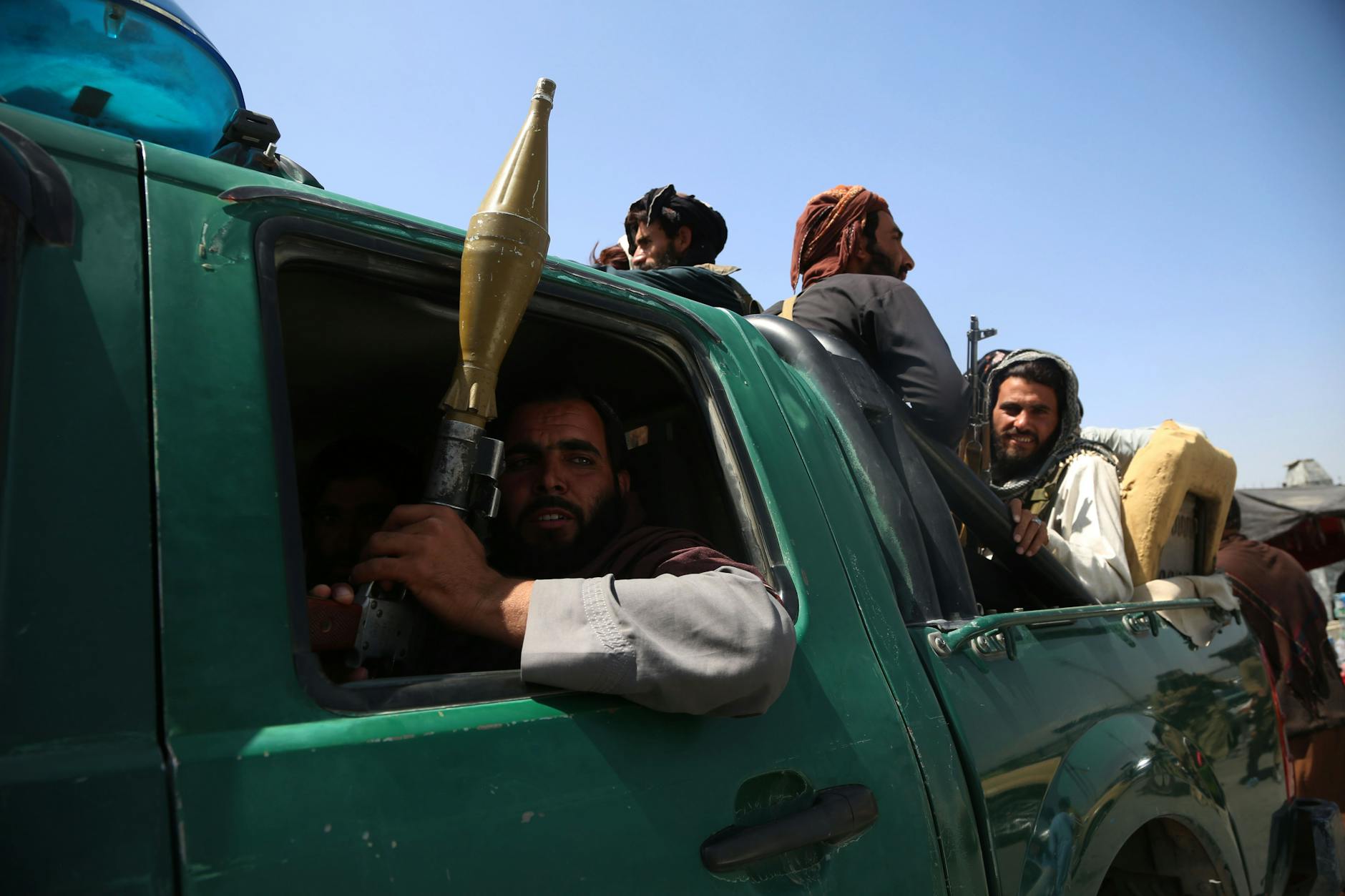 Mitglieder der Taliban fahren durch Kabul.