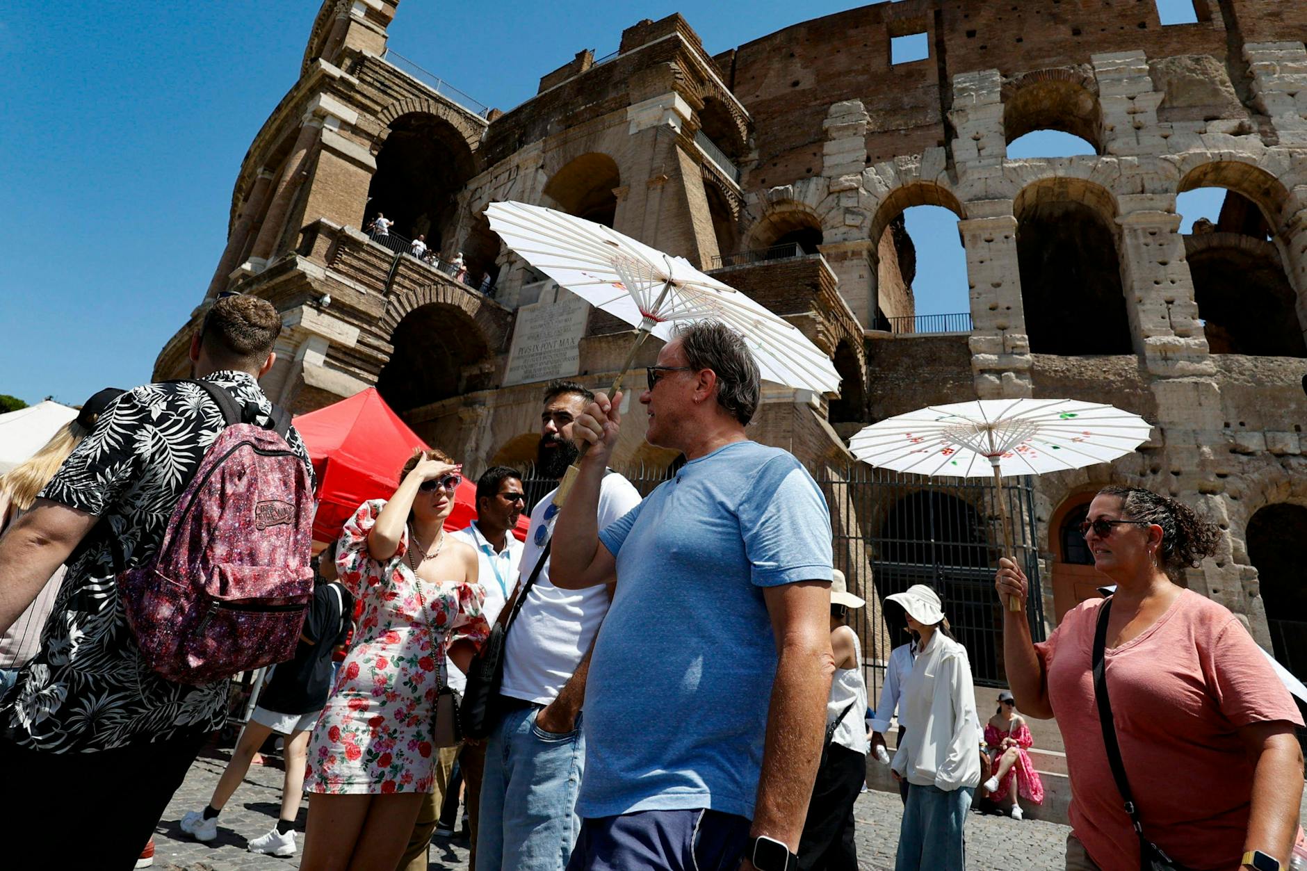 In der sengenden Hitze Schlange stehen: Anders kommen viele Urlauber in diesem Jahr nicht ins Kolosseum.