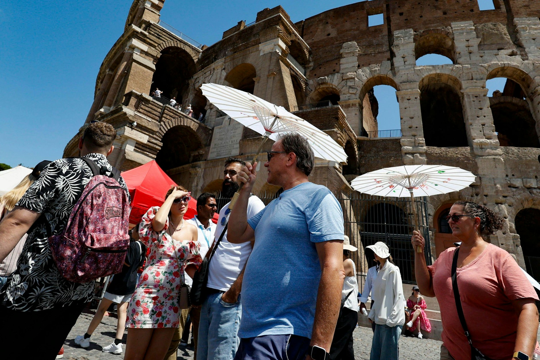 In der sengenden Hitze Schlange stehen: Anders kommen viele Urlauber in diesem Jahr nicht ins Kolosseum.