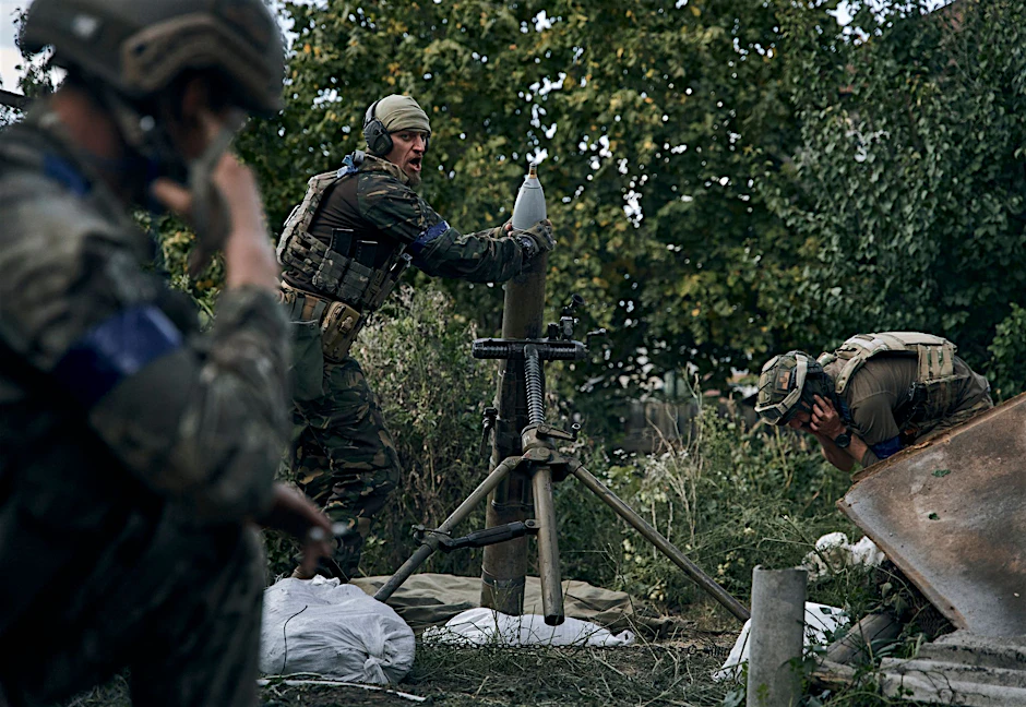 Ukrainische Soldaten feuern einen Mörser in Kupjansk in der Region Charkiw ab.&nbsp;