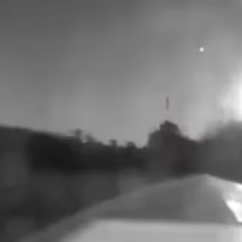 Ukrainische Drohne steuert auf Kriegsschiff zu.