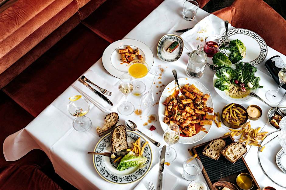 Hier bekommt man Austern, Wagyu, Trüffel, Kaviar und eine Lobster-Pasta, die vermutlich sogar im Beverly Hills Hotel billiger ist.