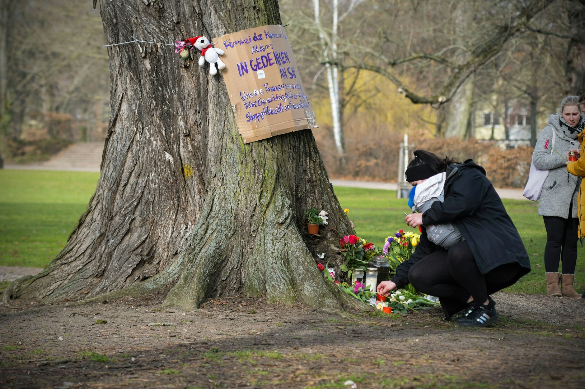 Nach dem gewaltsamen Tod der kleinen Anissa legten viele Menschen im Bürgerpark Blumen ab und zündeten Kerzen an.