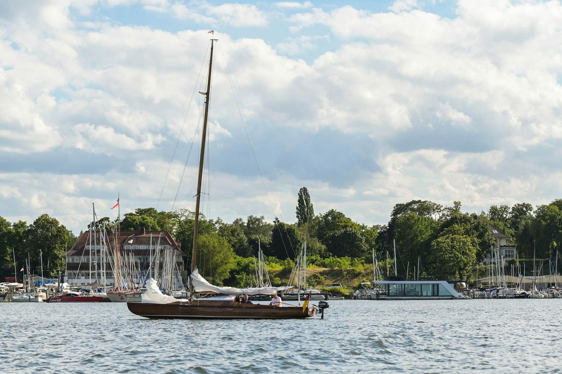 Das Grundstück Königstraße 3b/4 neben dem Vereinsgebäude des Segelvereins Potsdamer Yachtclub e. V. (links)