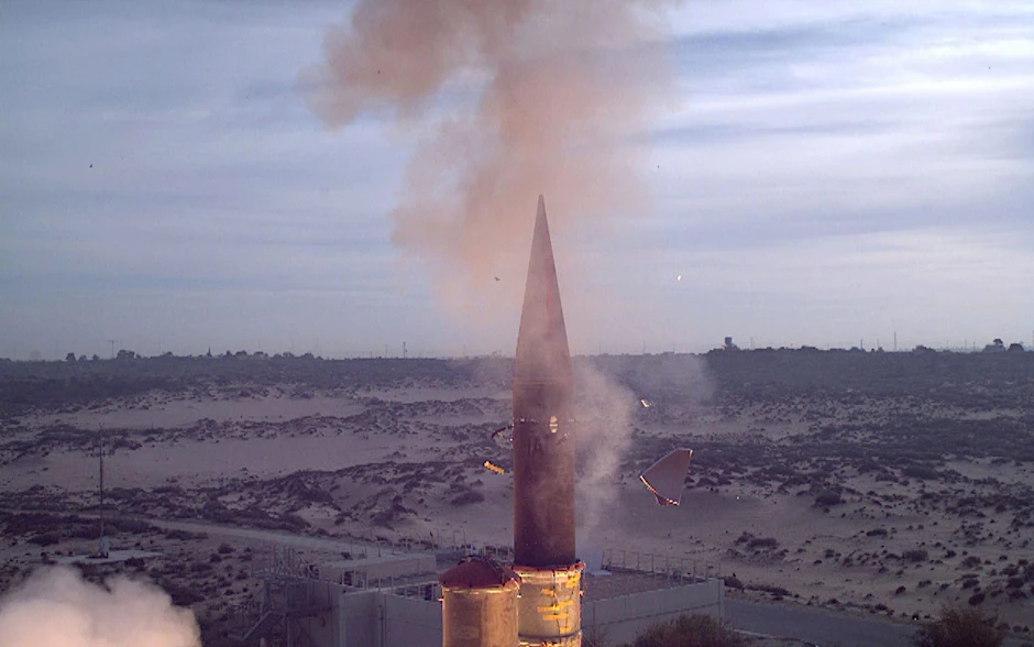Eine „Arrow-3“-Abfangrakete, die von einem israelischen Militärstützpunkt an einem ungenannten Ort an der Mittelmeerküste startet.&nbsp;