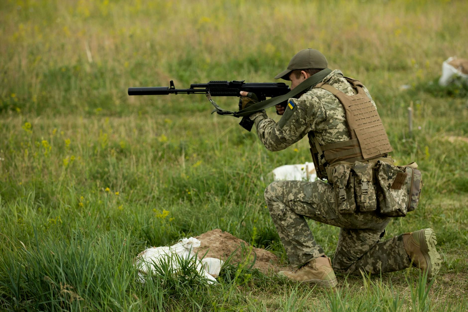Ein Kämpfer der Asow-Einheit bei einer Übung.