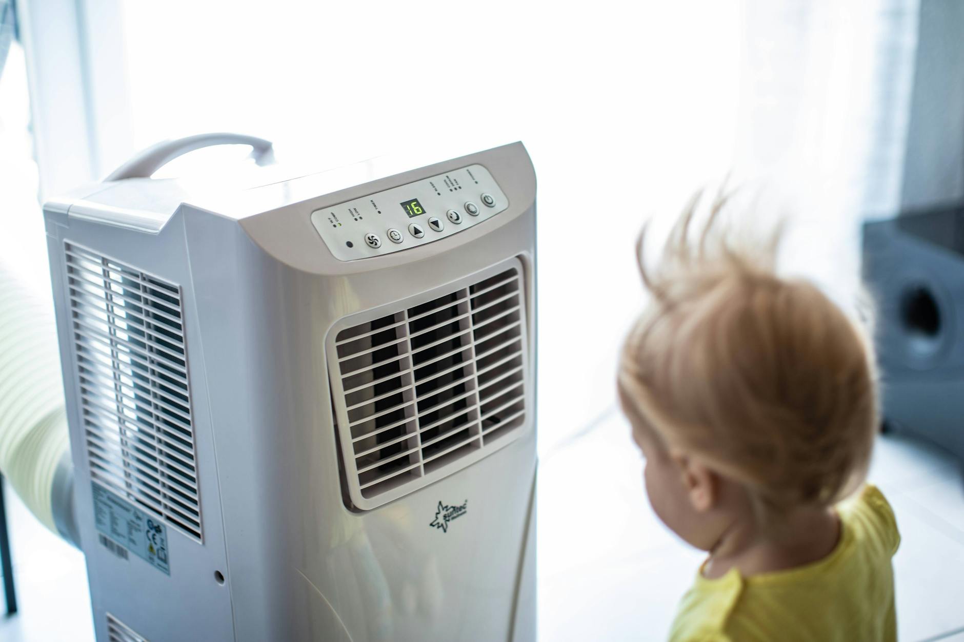 Klimaanlage: ja oder nein? Anders als am Arbeitsplatz gibt es für die Temperaturen zu Hause im Sommer keine Vorschriften. 