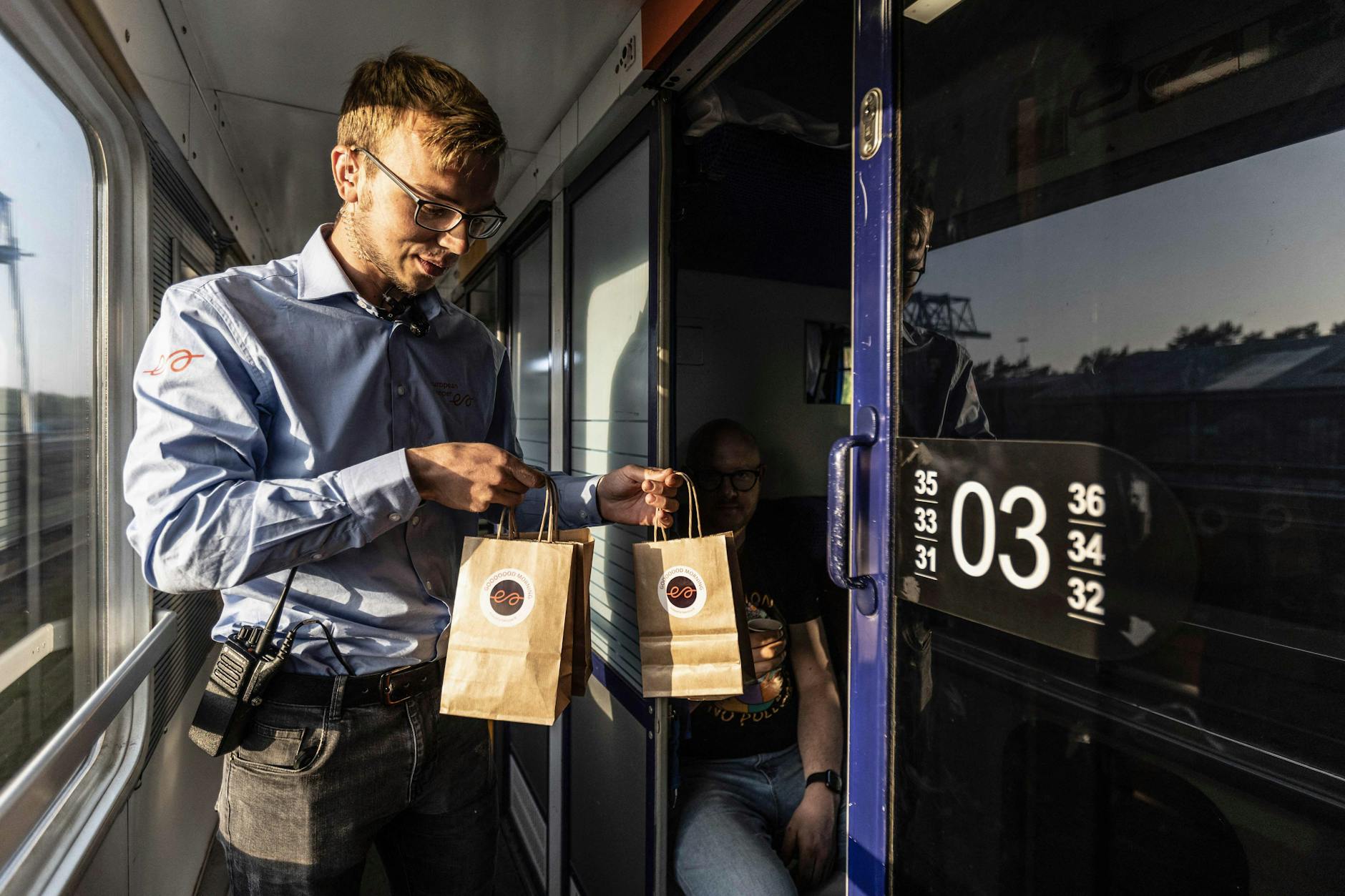 Frühstück! Ein Zugbegleiter bringt Fahrgästen im European Sleeper nach Berlin den mitgebuchten Snack.