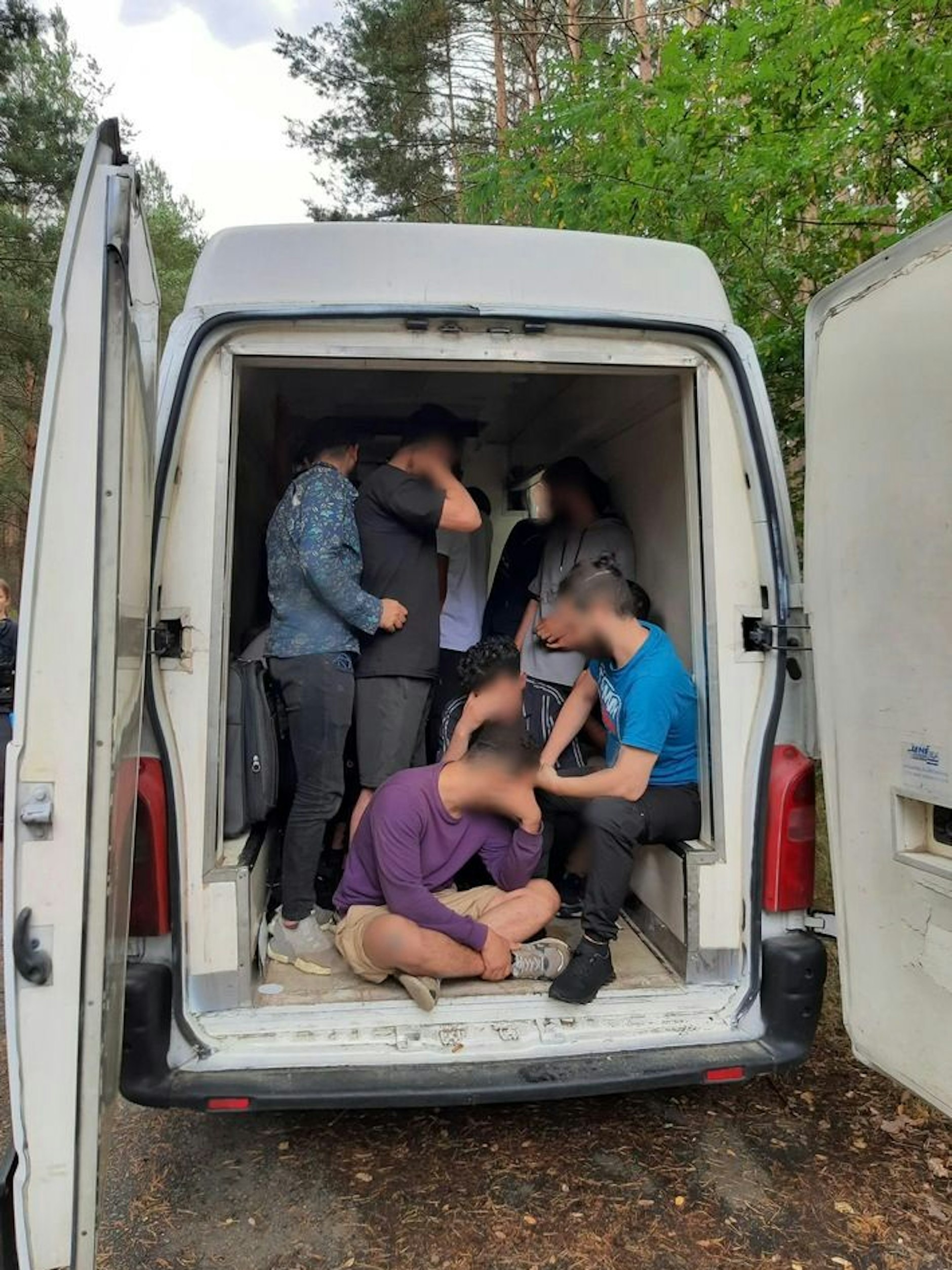 Am 7. August stoppten Bundespolizisten auf der A15 diesen Transporter, in dem 22 Geschleuste versteckt waren.