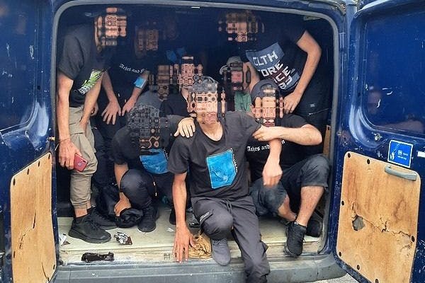 Dieses Foto fertigten Bundespolizisten an, unmittelbar nachdem sie die Türen eines Transporters geöffnet hatten. Den Wagen hatten sie an der polnischen Grenze bei Forst gestoppt.