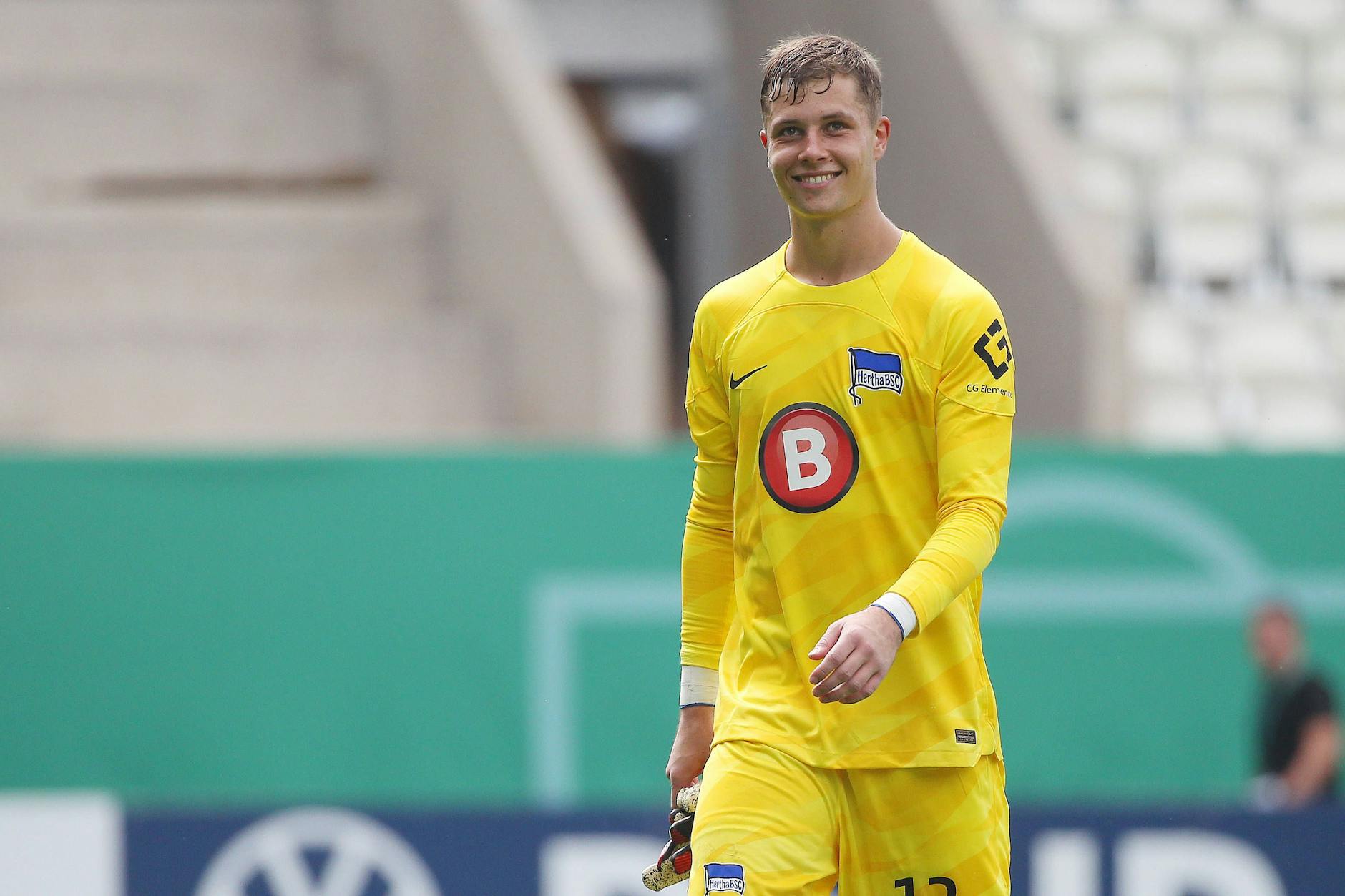 Der Junge kann strahlen! Herthas junger Torwart Tjark Ernst ist die Nummer 1 im Tor.