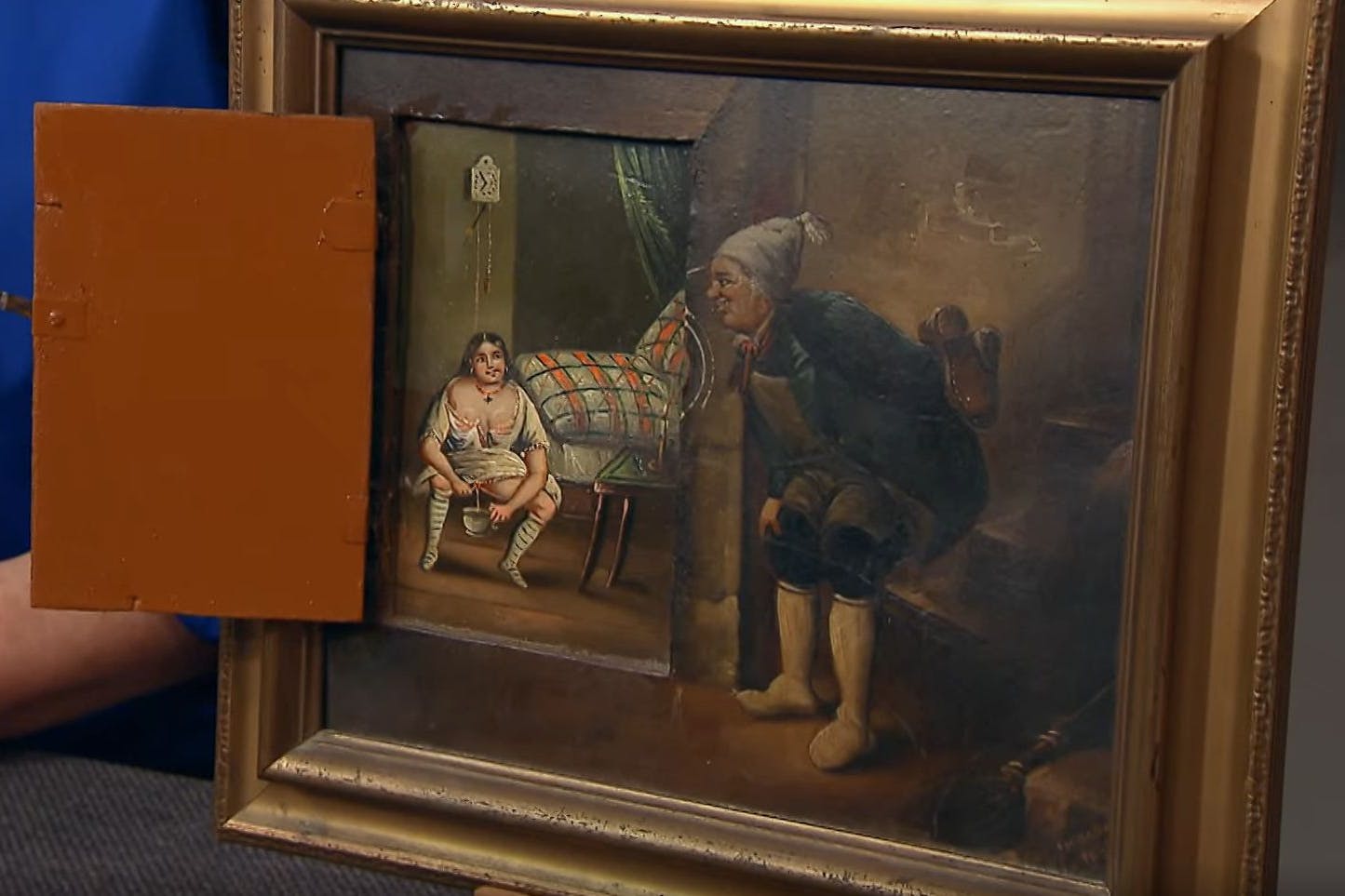 „Bares für Rares“ auf frivolen Umwegen. Das Bild hinter der Tür sorgt für Heiterkeit bei allen Beteiligten.