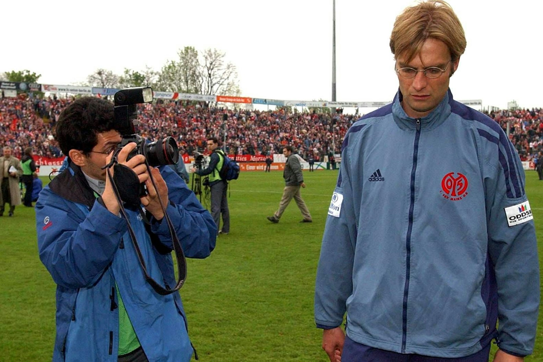 Jürgen Klopp schleicht am letzten Spieltag der Zweitligasaison 2001/02 aus der Alten Försterei.