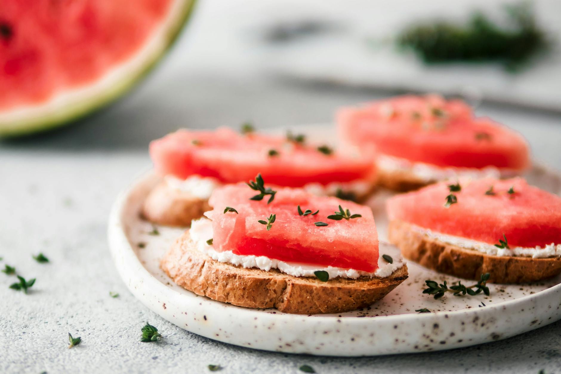 Der Wassermelonen-Toast eignet sich ideal zum Frühstück.