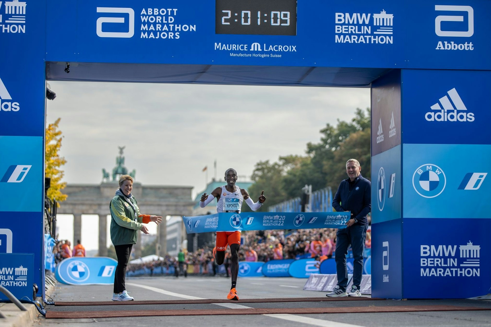 2022 läuft Eliud Kipchoge in 2:01:09 Stunden beim Berlin-Marathon Weltrekord – in Carbon-Schuhen.