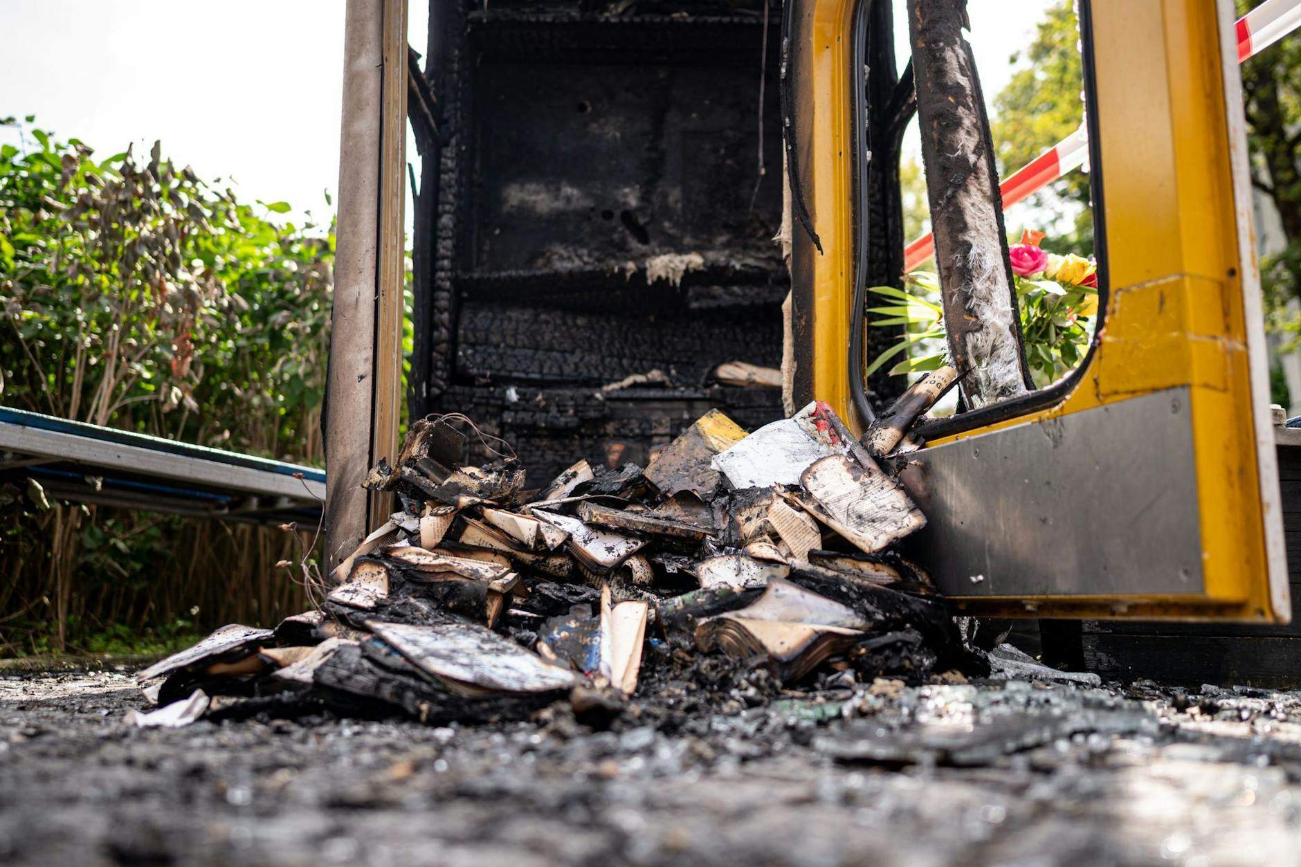 Hiermit fing alles an. Der 63-Jährige verübte in der Nacht zu Samstag einen Brandanschlag auf die Bücherboxx am Gleis 17.