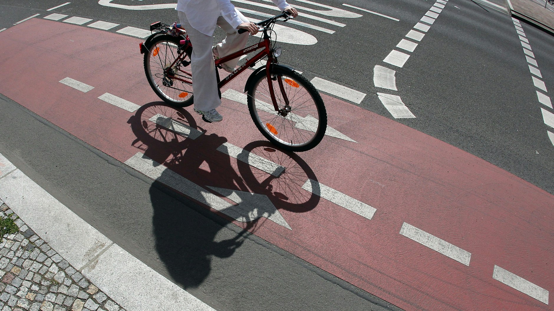 Der Fahrradweg Karl-Marx-Allee wird auf drei Meter verbreitert.