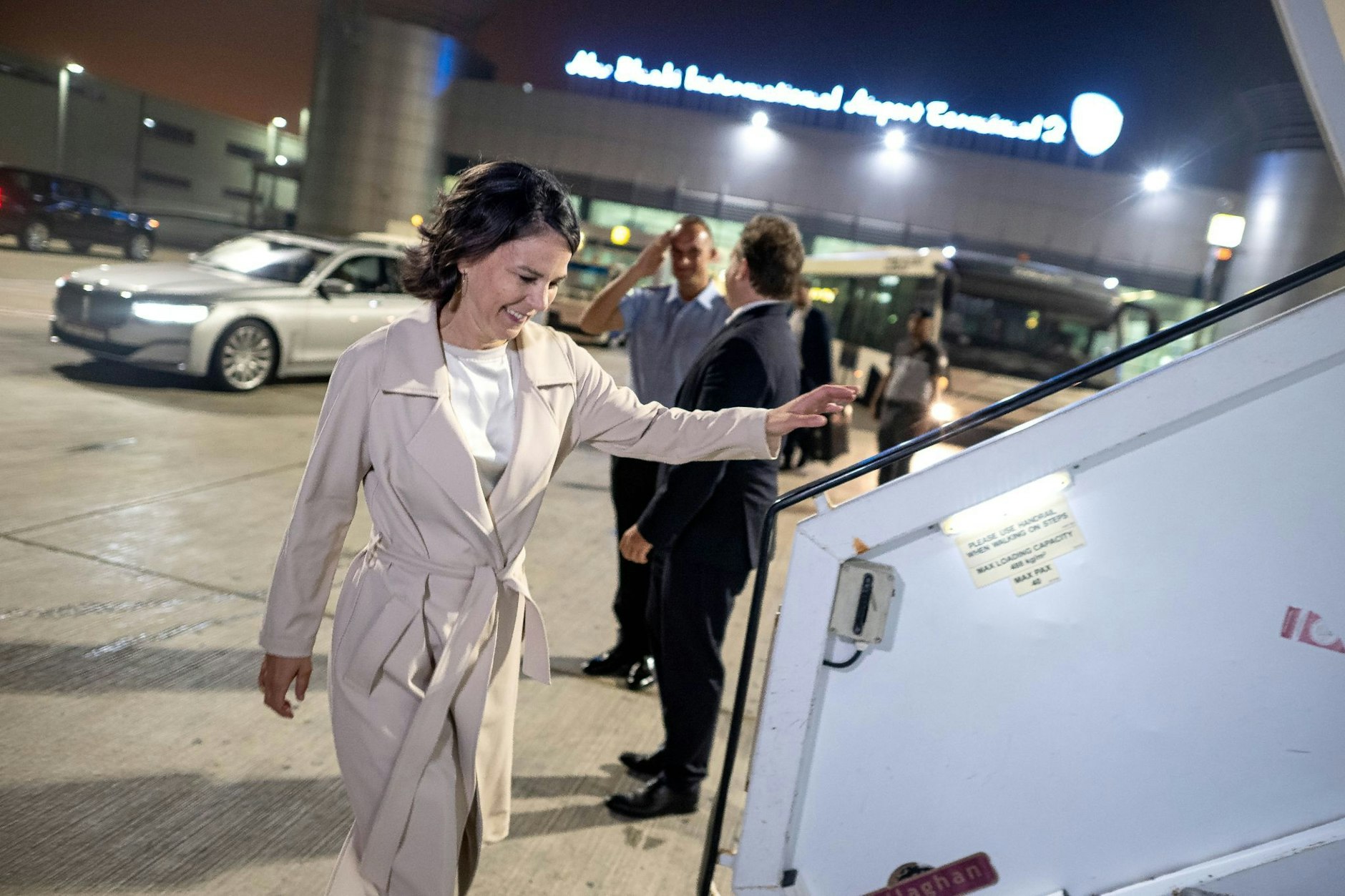 Bundesaußenministerin Annalena Baerbock steigt am Flughafen von Abu Dhabi in die Regierungsmaschine.