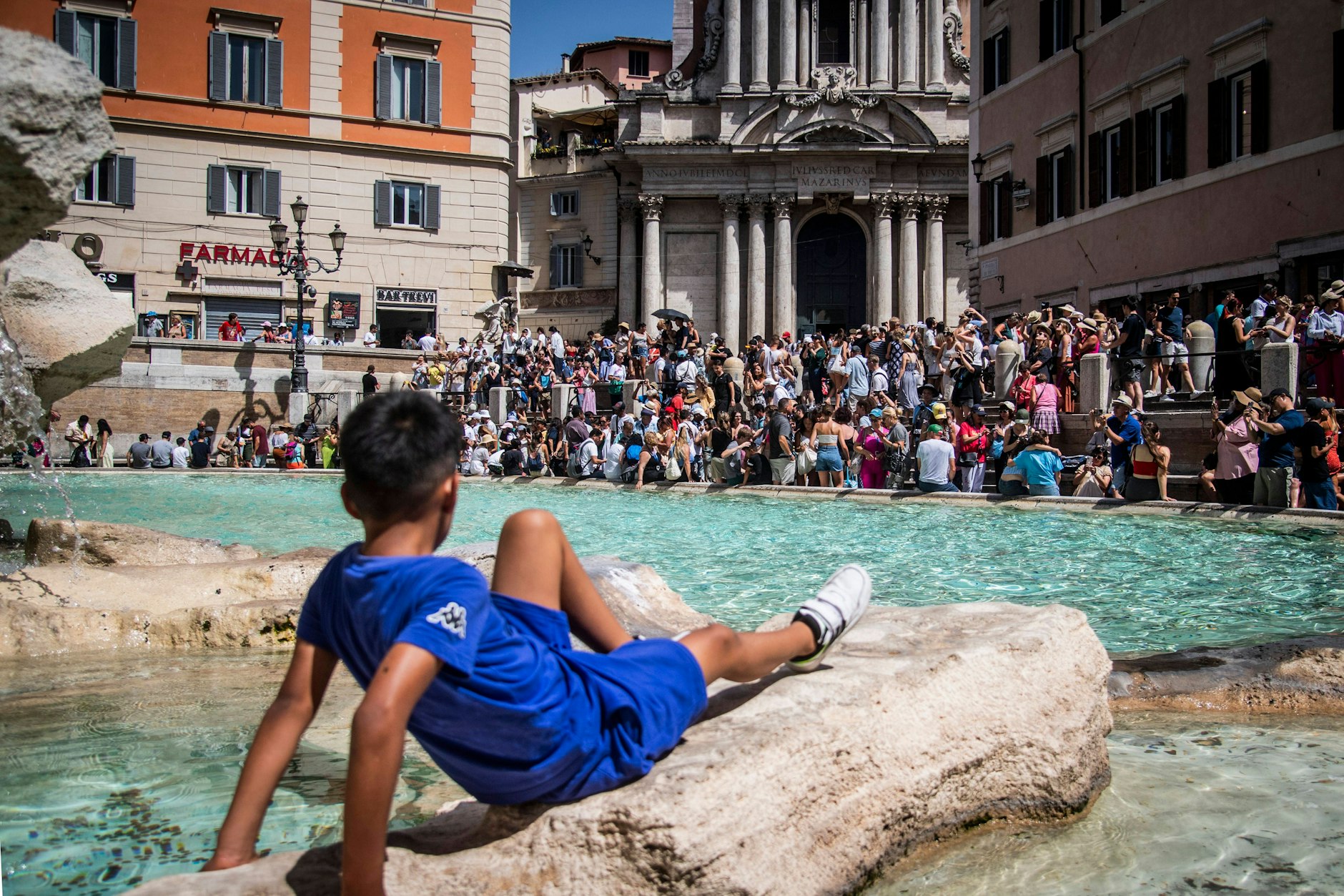 Die Sonne brennt, der Brunnen lockt: Touristenmassen am Trevi-Brunnen.&nbsp;