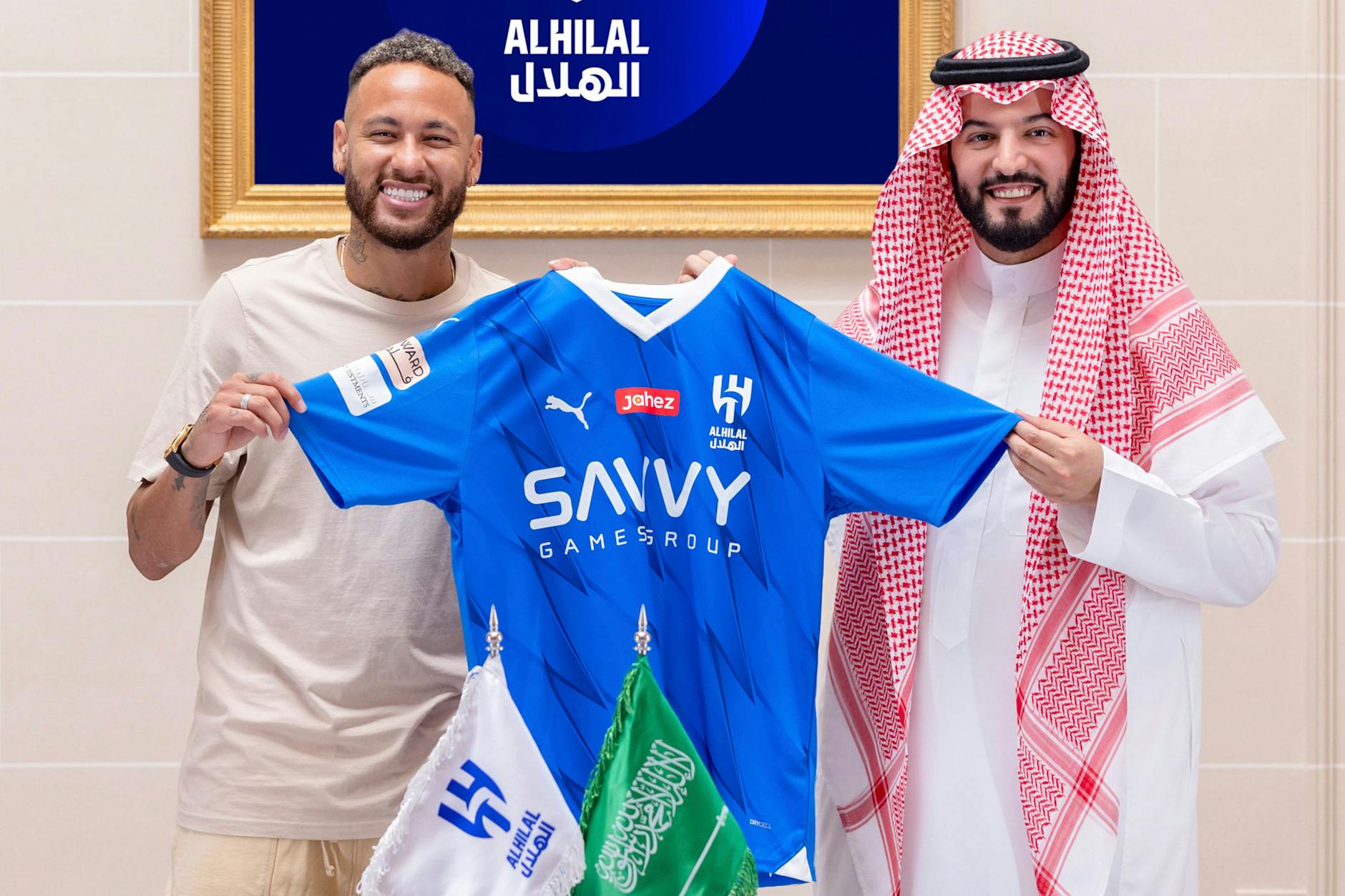 Neymar im Beisein von Fahad Bin Saad Bin Nafel, dem Vorstandsvorsitzenden seines neuen Klubs Al-Hilal.