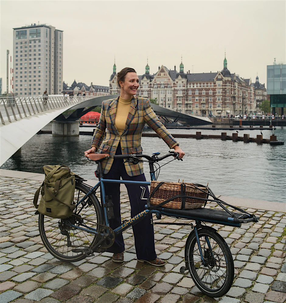 Mit dem Lastenrad unterwegs: Sidsel Birk Hjuler an Kopenhagens Innerer Hafenbrücke von 2016. Oh ja, das ist der Sommer in Dänemark.