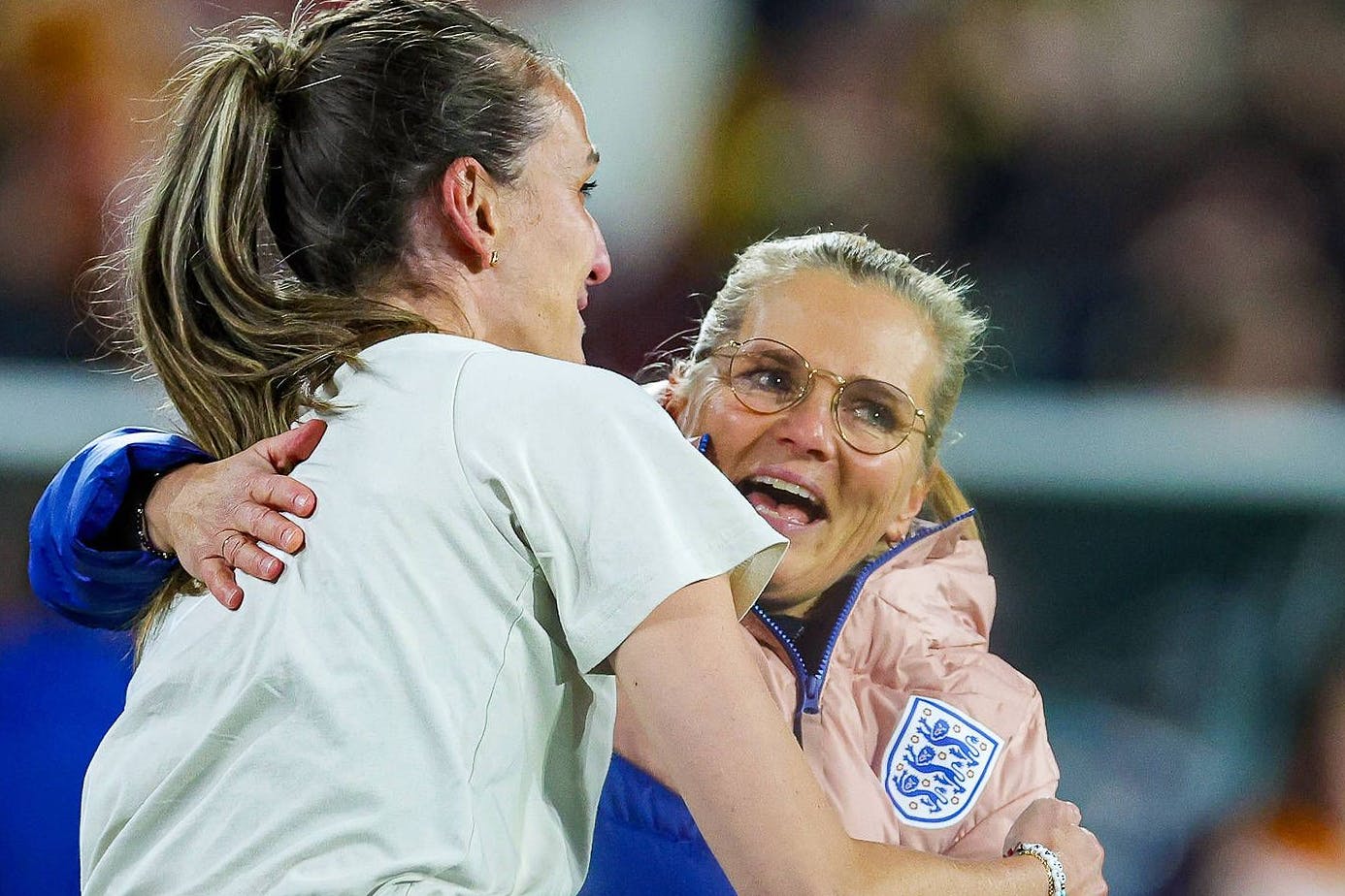 Englands Trainerin Sarina Wiegman wird nach dem Einzug ins WM-Finale von der früheren Nationalspielerin Jill Scott umarmt.