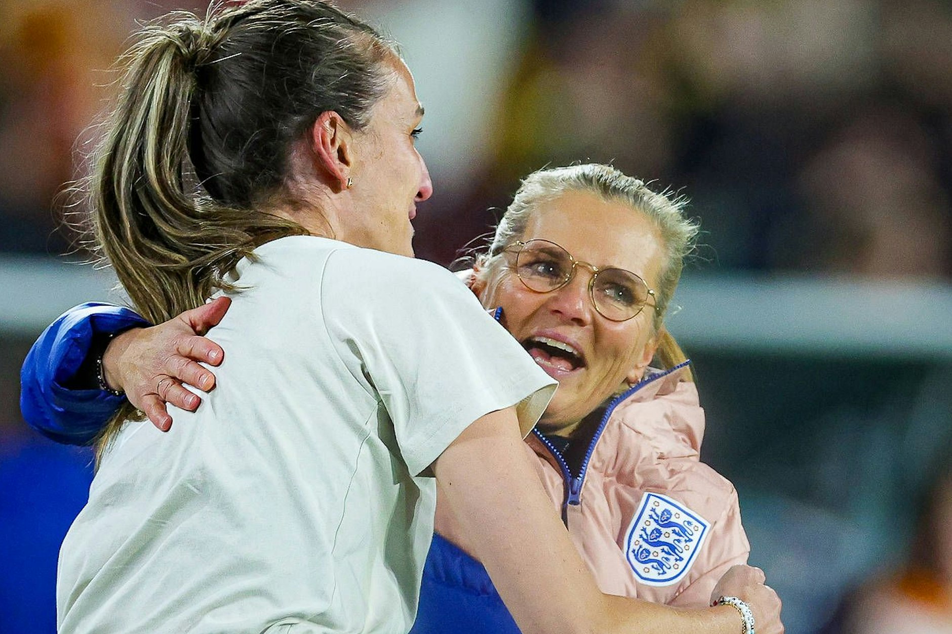 Englands Trainerin Sarina Wiegman wird nach dem Einzug ins WM-Finale von der früheren Nationalspielerin Jill Scott umarmt.