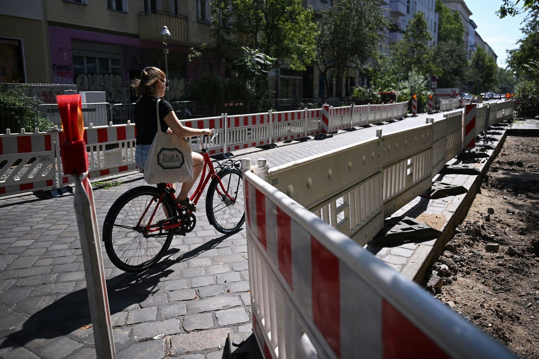 Parkplätze für Autos werden im Kreuzberger Graefekiez zu Grünflächen und Fahrradparkplätzen umgewandelt.