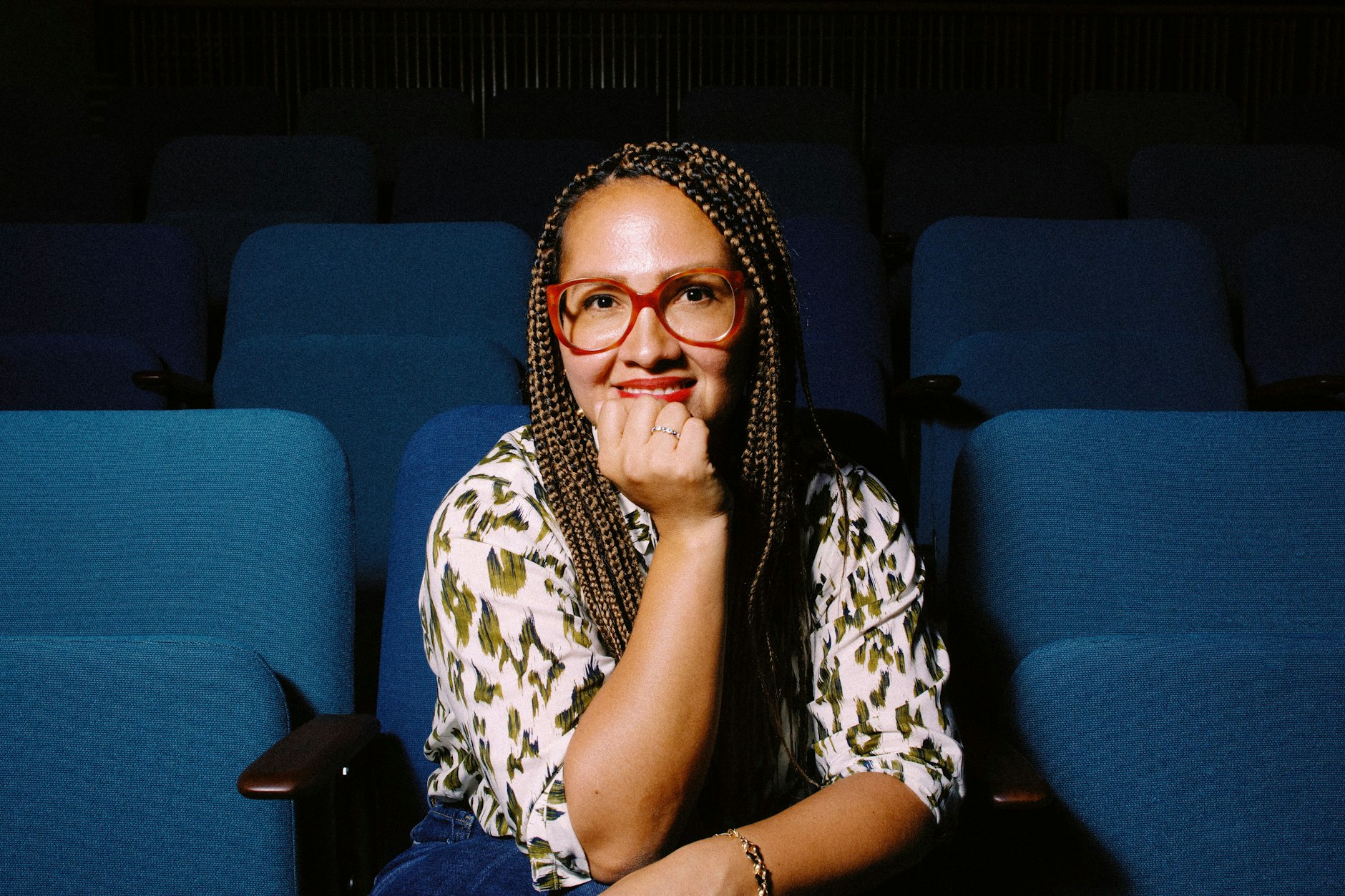 Edna Martinez im Miriam-Makeba-Auditorium des HKW, das auch als Kino fungiert