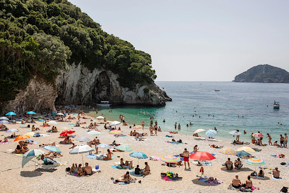 Eine Bucht in Paleokastritsa auf Korfu: Neben der Abkühlung im Ionischen Meer bietet die griechische Insel auch ein fast flächendeckendes Funknetz.