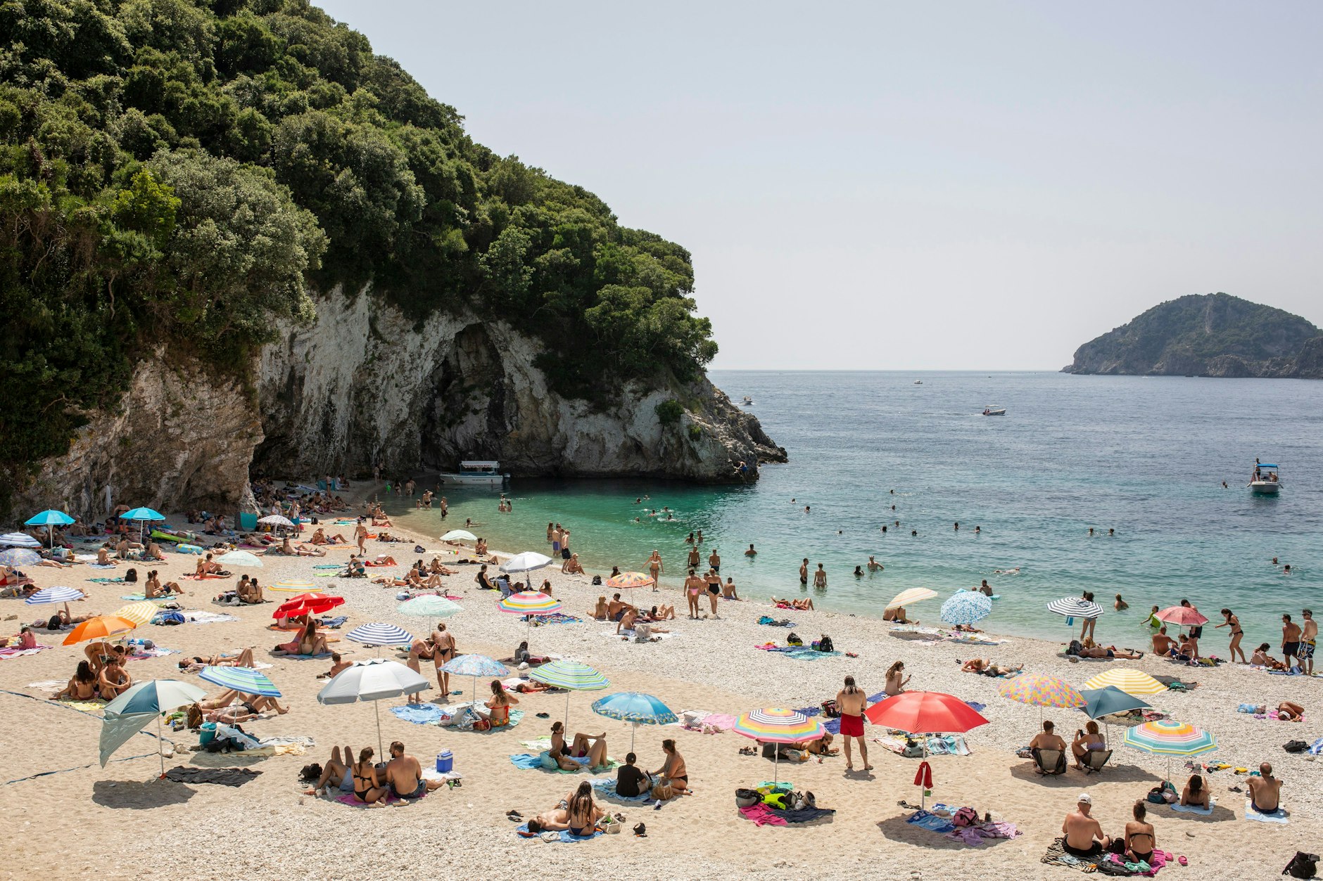 Eine Bucht in Paleokastritsa auf Korfu: Neben der Abkühlung im Ionischen Meer bietet die griechische Insel auch ein fast flächendeckendes Funknetz.