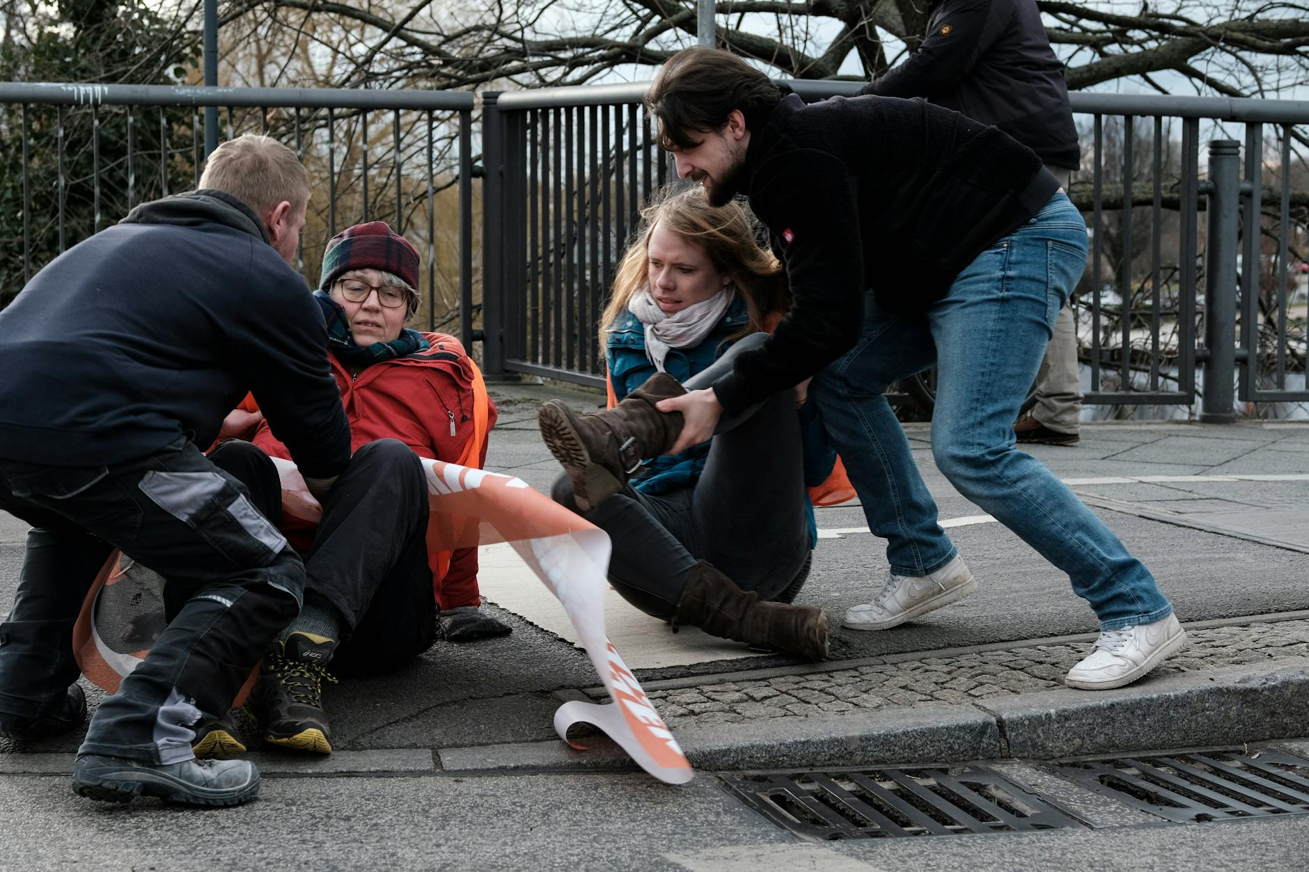Wird gewaltsam abgeräumt: Die Aktivistin der Letzten Generation und Transfrau Penelope Frank