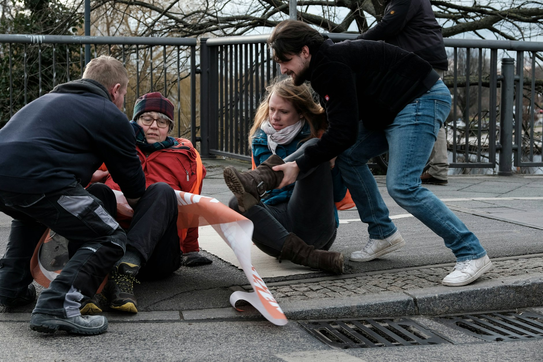 Wird gewaltsam abgeräumt: Die Aktivistin der Letzten Generation und Transfrau Penelope Frank