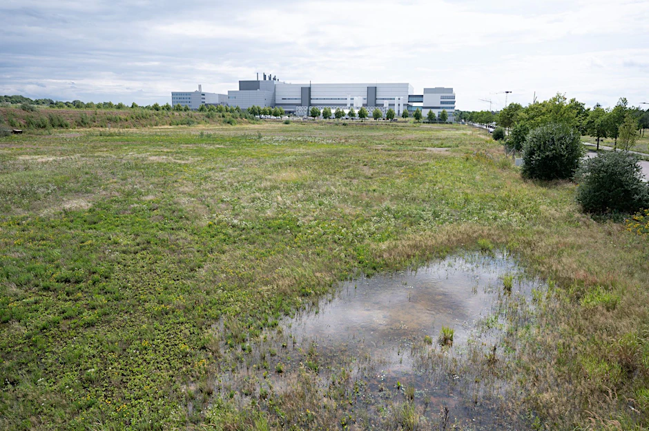 Geplanter Standort im Dresdner Norden, im Hintergrund ist die Halbleiterfabrik von Bosch zu sehen.  