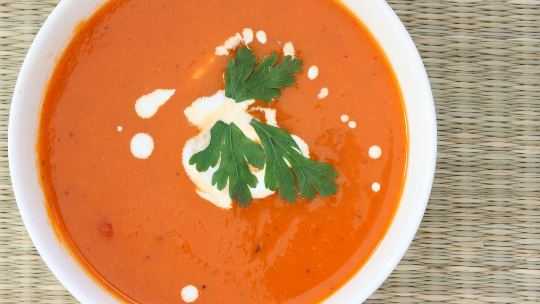 Diese Tomatensuppe ist super lecker und das perfekte schnelle Abendbrot.